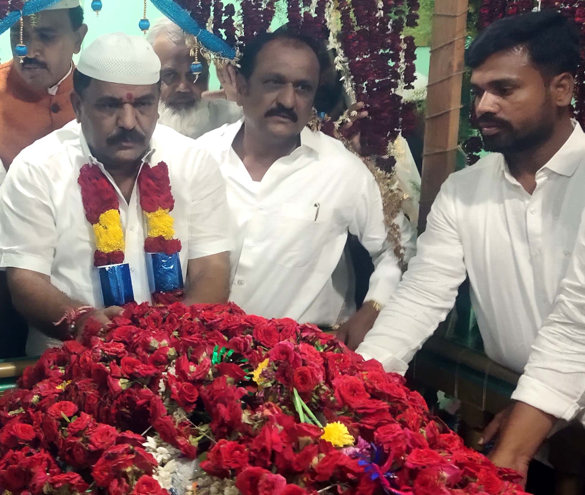 ಶಾಸಕ ಎಸ್.ಎನ್.ಸುಬ್ಬಾರೆಡ್ಡಿ ‌ಸಮಾಧಿಗೆ ಚಾದರ್ ಹೊದಿಸಿದರು
