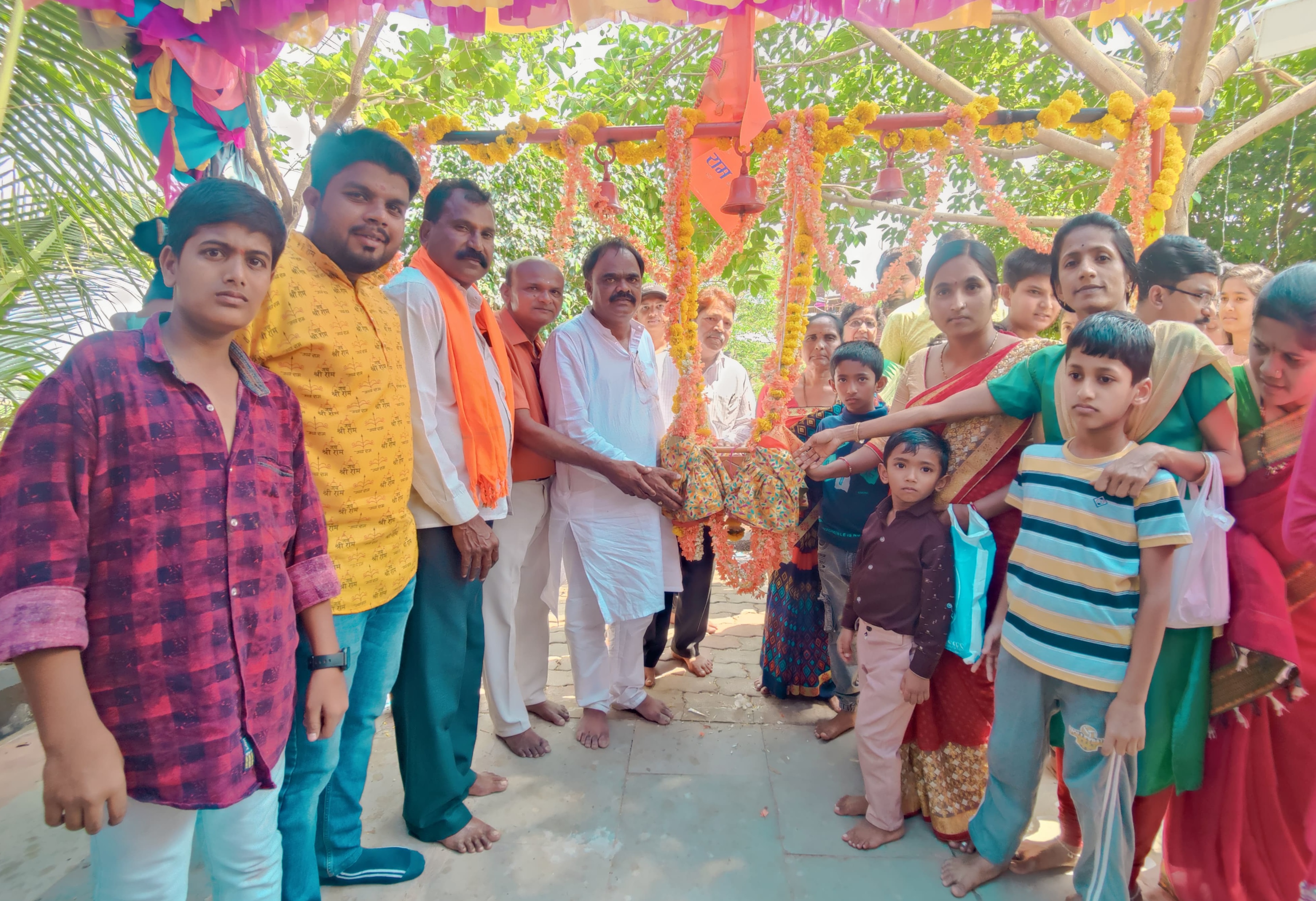 ಬೆಳಗಾವಿಯ ರಾಮತೀರ್ಥ ನಗರದ ಹನುಮಾನ ಮಂದಿರದಲ್ಲಿ ತೊಟ್ಟಿಲು ತೂಗುವ ಪೂಜೆ ಸಲ್ಲಿಸಲಾಯಿತು