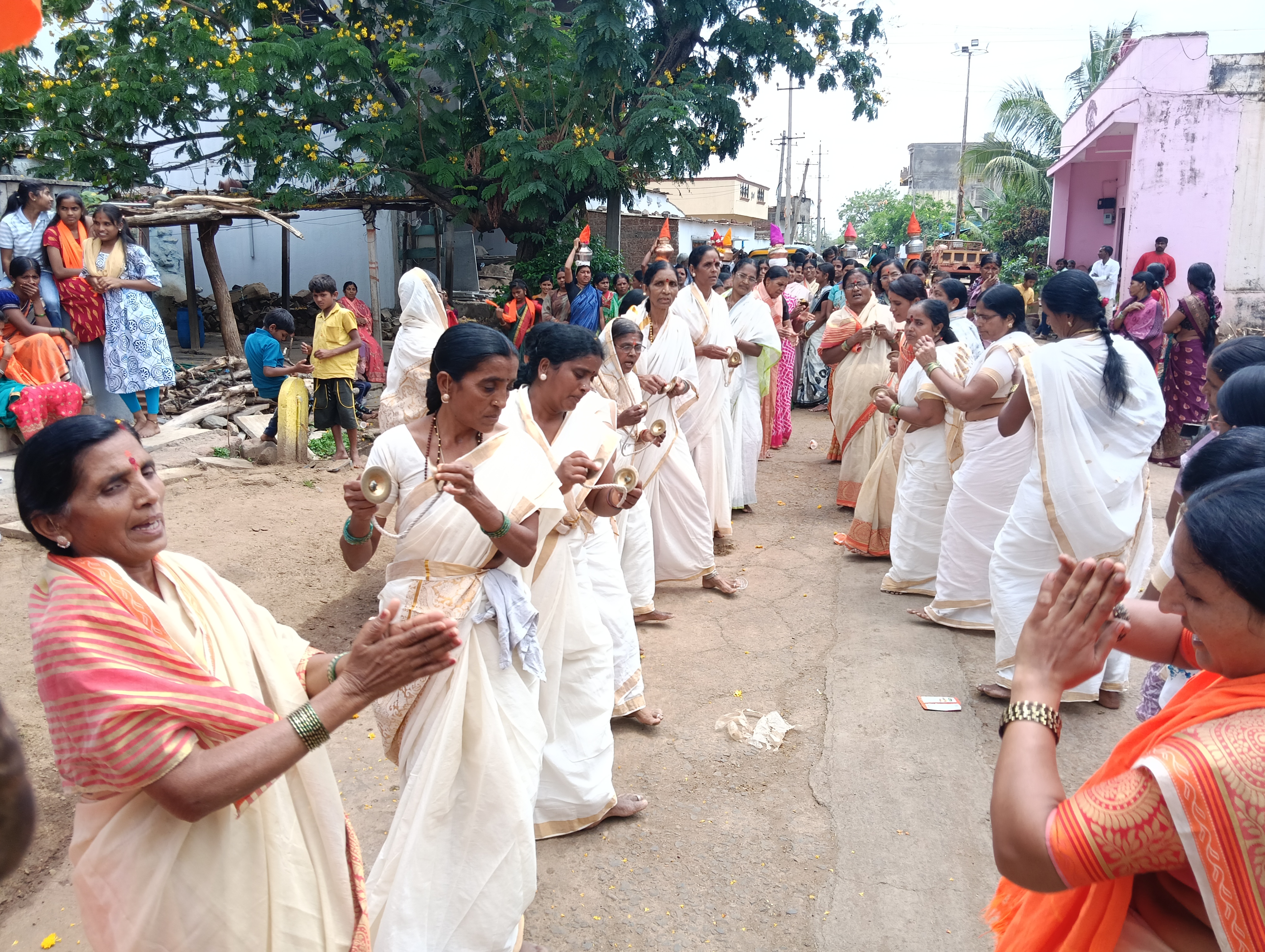 ಹನುಮ ಜಯಂತಿ ಅಂಗವಾಗಿ ಬೀದರ್‌ ತಾಲ್ಲೂಕಿನ ಮರಕಲ್‌ ಗ್ರಾಮದಲ್ಲಿ ಶನಿವಾರ ನಡೆದ ಮೆರವಣಿಗೆಯಲ್ಲಿ ಮಹಿಳೆಯರು ಭಕ್ತಿಯಿಂದ ಹೆಜ್ಜೆ ಹಾಕಿದರು