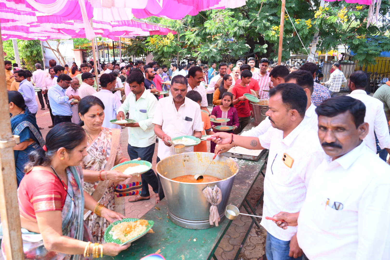 ಹನುಮ ಜಯಂತಿ ಅಂಗವಾಗಿ ಬೀದರ್‌ನ ಜನವಾಡ ರಸ್ತೆಯಲ್ಲಿರುವ ಹನುಮಾನ ದೇವಸ್ಥಾನದಲ್ಲಿ ಶನಿವಾರ ಪ್ರಸಾದ ವಿತರಿಸಲಾಯಿತು