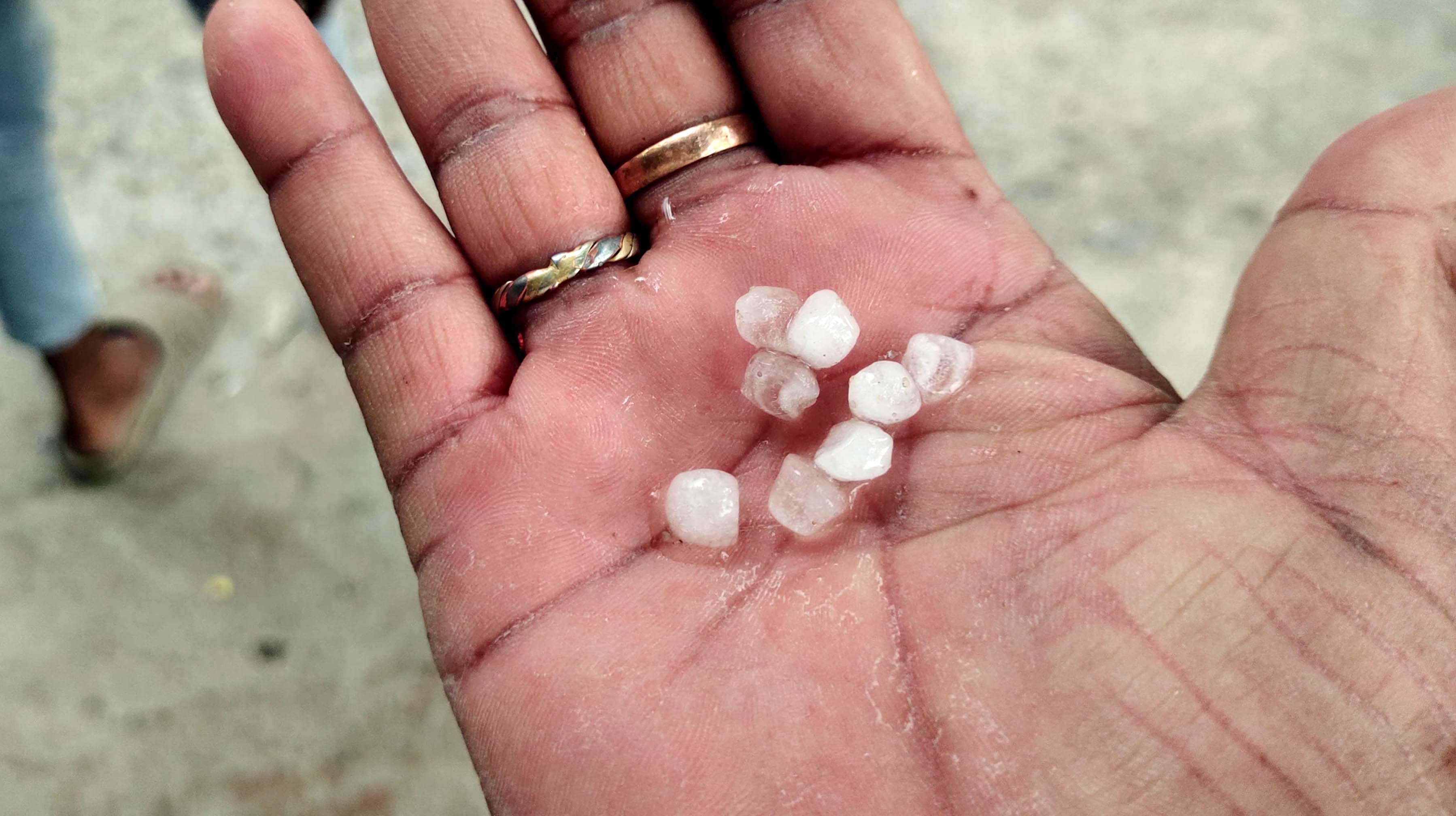 ಮೊಳಕಾಲ್ಮುರಿನಲ್ಲಿ ಬಿದ್ದಿರುವ ಆಲಿಕಲ್ಲು ಮಳೆ.
