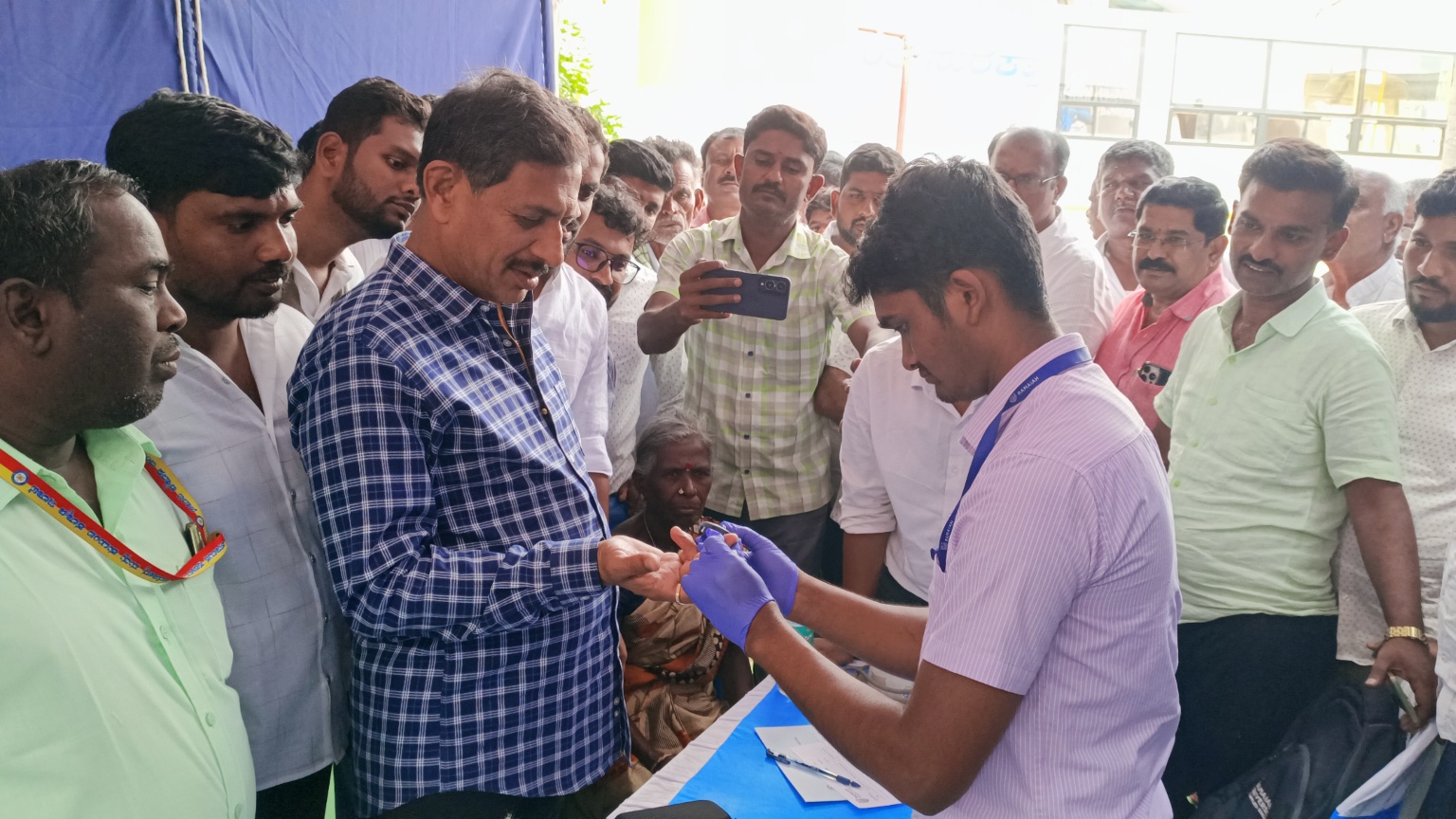 ಮತ್ತಿಕೆರೆ ಗ್ರಾಮದಲ್ಲಿ ನಡೆದ ಆರೋಗ್ಯ ಶಿಬಿರದಲ್ಲಿ ಶಾಸಕ ಬಾಲಕೃಷ್ಣ ಶುಗರ್ ತಪಾಸಣೆ ಮಾಡಿಸಿಕೊಂಡು.