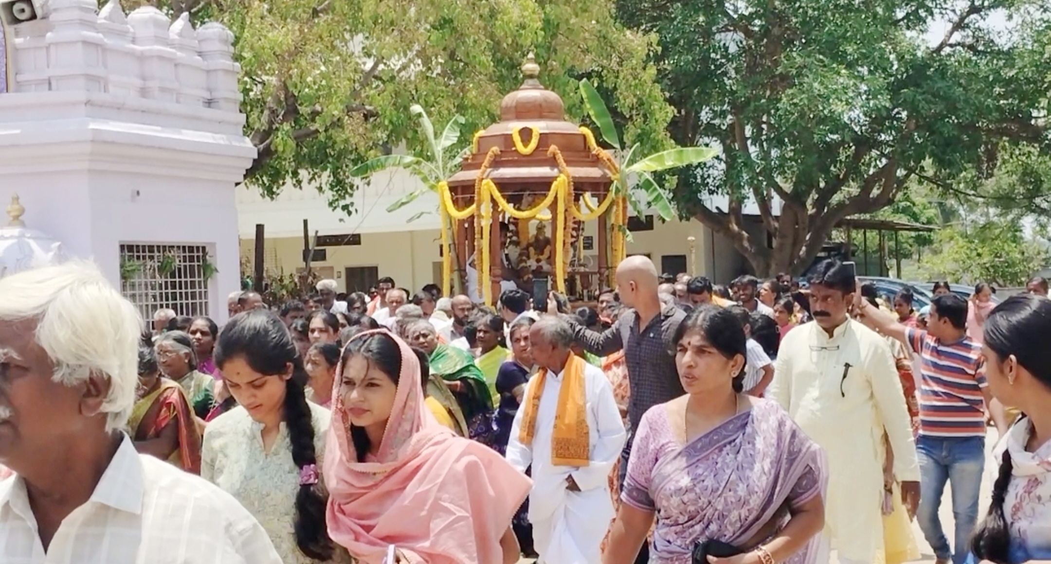 ಚಿಂತಾಮಣಿ ತಾಲ್ಲೂಕಿನ ಕೈವಾರದಲ್ಲಿ ಶನಿವಾರ ನಡೆದ ಹುಣ್ಣಿಮೆ ರಥೋತ್ಸವದ ದೃಶ್ಯ