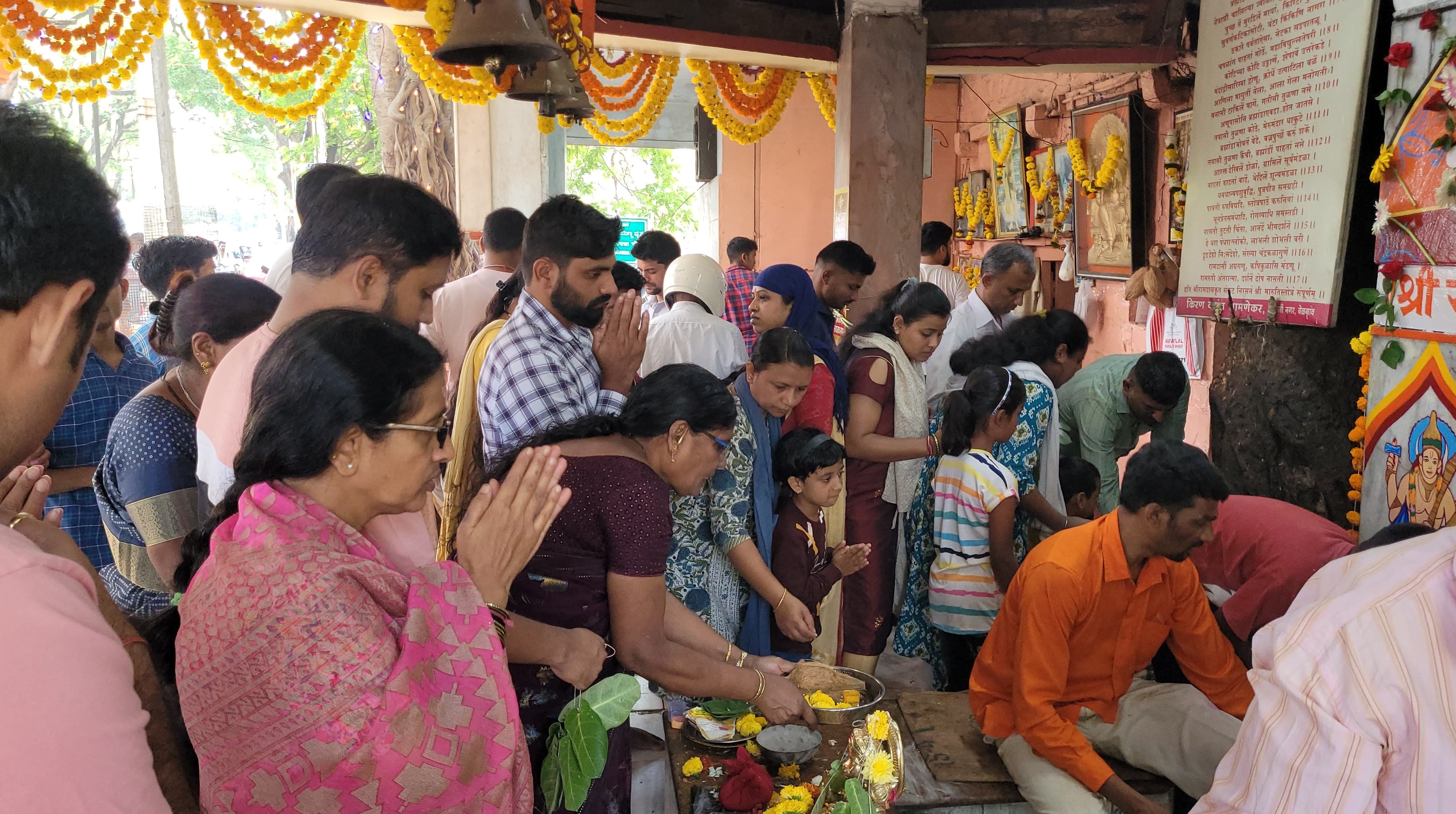 ಬೆಳಗಾವಿಯ ಸಂಗೊಳ್ಳಿ ರಾಯಣ್ಣ ವೃತ್ತದ ಹನುಮಾನ ದೇವಸ್ಥಾನದಲ್ಲಿ ಶನಿವಾರ ಭಕ್ತರು  ವಿಶೇಷ ಪೂಜೆ ಸಲ್ಲಿಸಿದರು