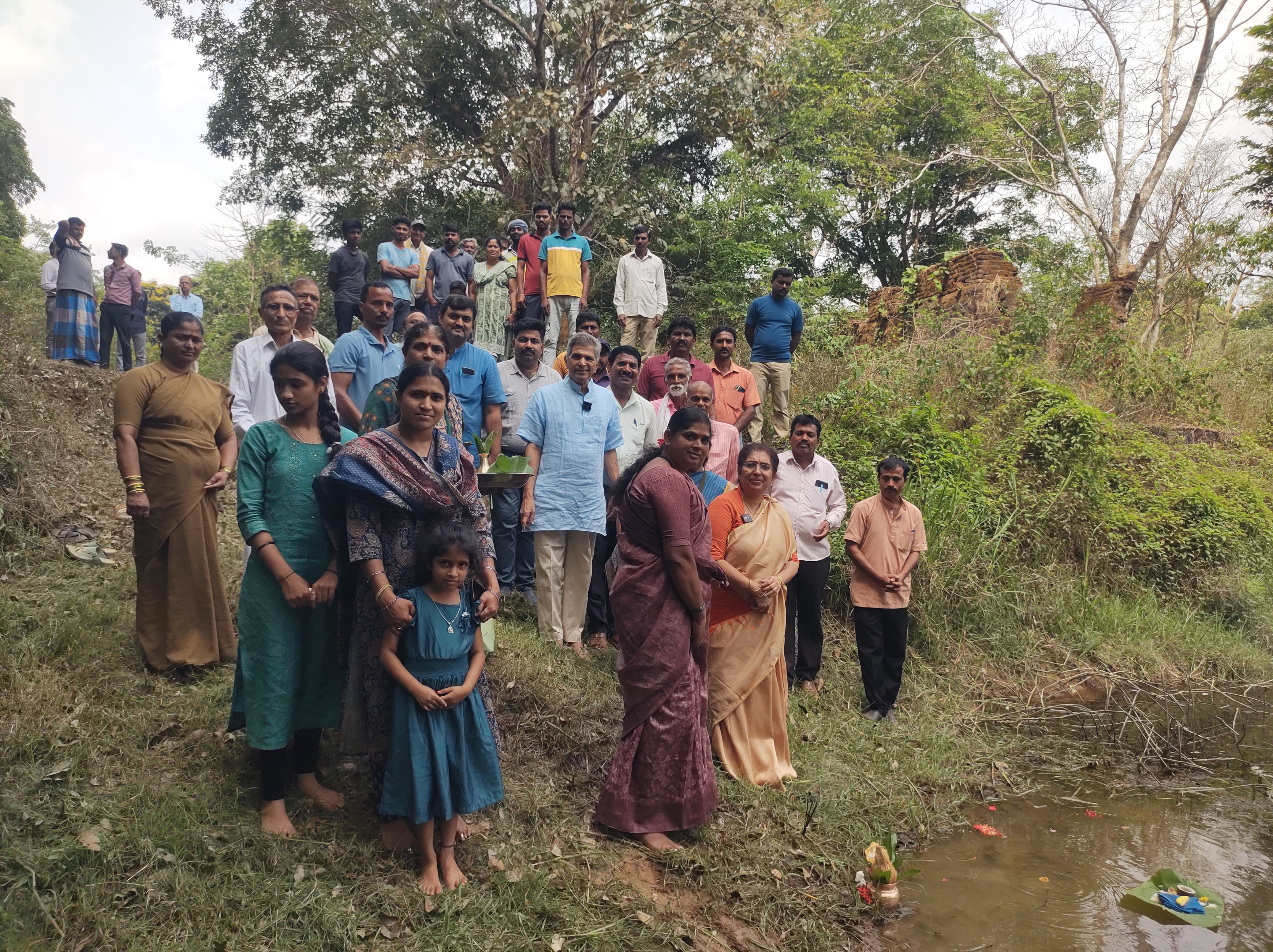 ಸೊರಬ ತಾಲ್ಲೂಕಿನ ಕುಪ್ಪೆ ಗ್ರಾಮದ ದೇವರ ಕಾಡು‌ ಸೀತಾರಾಮಾಂಜನೇಯ ದೇವಾಲಯದ‌ ಕಲ್ಯಾಣಿಗೆ ತೇಜಸ್ವಿನಿ‌ ಅನಂತಕುಮಾರ್ ಪೂಜೆ ಸಲ್ಲಿಸಿದರು