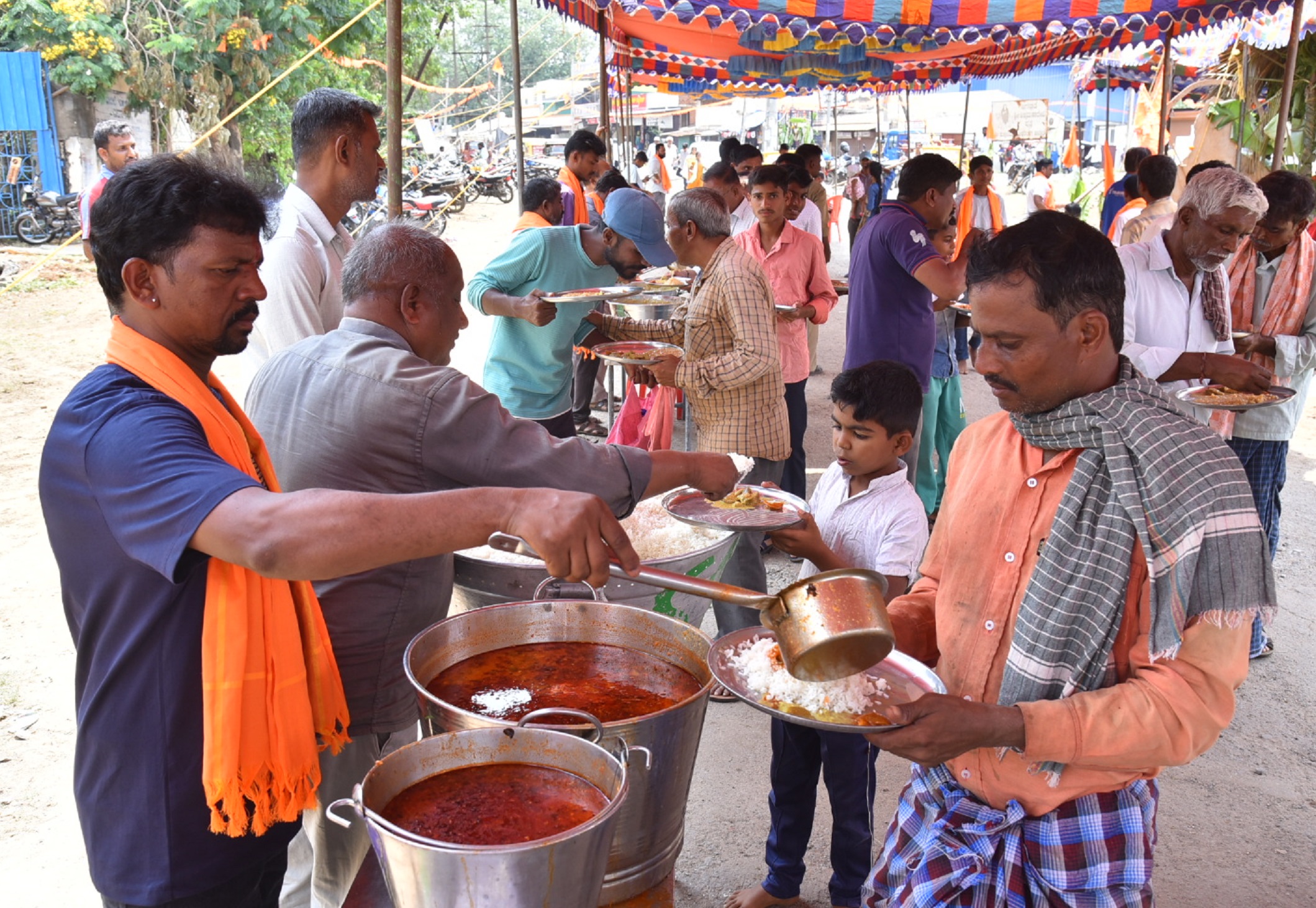 ಹಾವೇರಿ ಶಿದ್ದದೇವರಪುರದ (ಪುರದ ಓಣಿ) ಮಾರುತಿ ದೇವಸ್ಥಾನದಲ್ಲಿ ಶನಿವಾರ ಅನ್ನಸಂತರ್ಪಣೆ ನಡೆಯಿತು