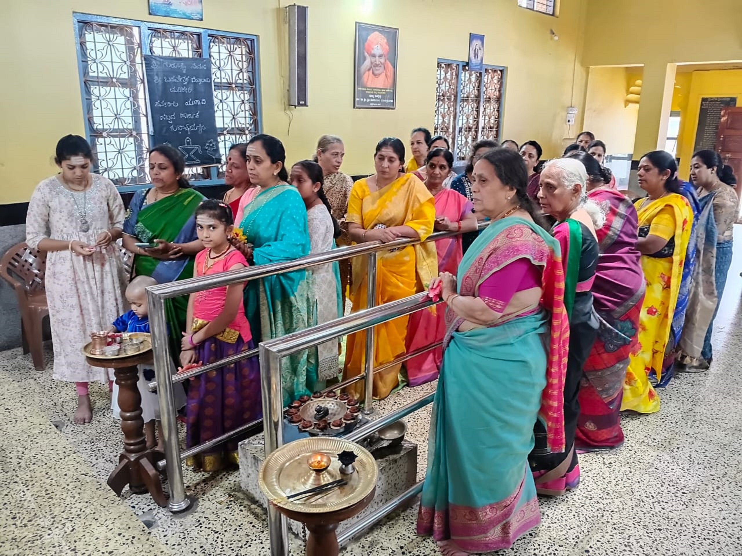 ವೀರಶೈವ ಸಮಾಜದ ಅಕ್ಕನ ಬಳಗದ ವತಿಯಿಂದ ಮಡಿಕೇರಿಯ ಮಹದೇವಪೇಟೆಯ ಬಸವೇಶ್ವರ ದೇವಾಲಯದಲ್ಲಿ ನಡೆದ ಅಕ್ಕಮಹಾದೇವಿ ಜಯಂತಿಯಲ್ಲಿ ಹೆಚ್ಚಿನ ಭಕ್ತರು ಪಾಲ್ಗೊಂಡಿದ್ದರು