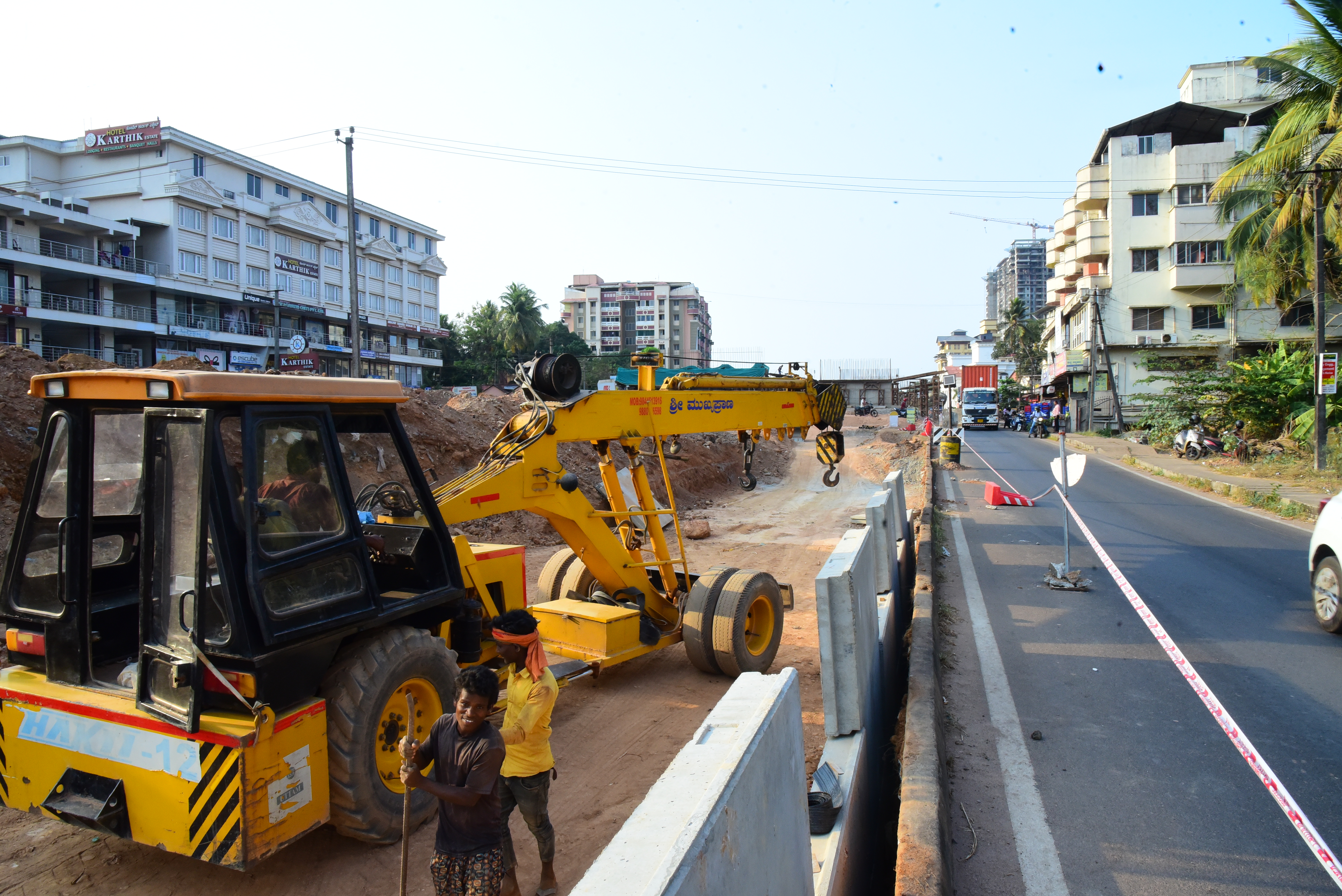 ಅಂಬಲಪಾಡಿಯ ರಾಷ್ಟ್ರೀಯ ಹೆದ್ದಾರಿಯಲ್ಲಿ ಮೇಲ್ಸೇತುವೆ ಕಾಮಗಾರಿ ನಡೆಯುತ್ತಿರುವುದು
ಪ್ರಜಾವಾಣಿ ಚಿತ್ರ: ಉಮೇಶ್‌ ಮಾರ್ಪಳ್ಳಿ
