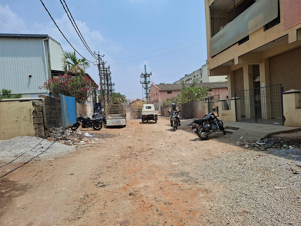 ‘ವಸತಿ’ಗೆ ಡಾಂಬರು, ‘ಕೈಗಾರಿಕೆ‘ಗೆ ಮಣ್ಣಿನ ರಸ್ತೆ!