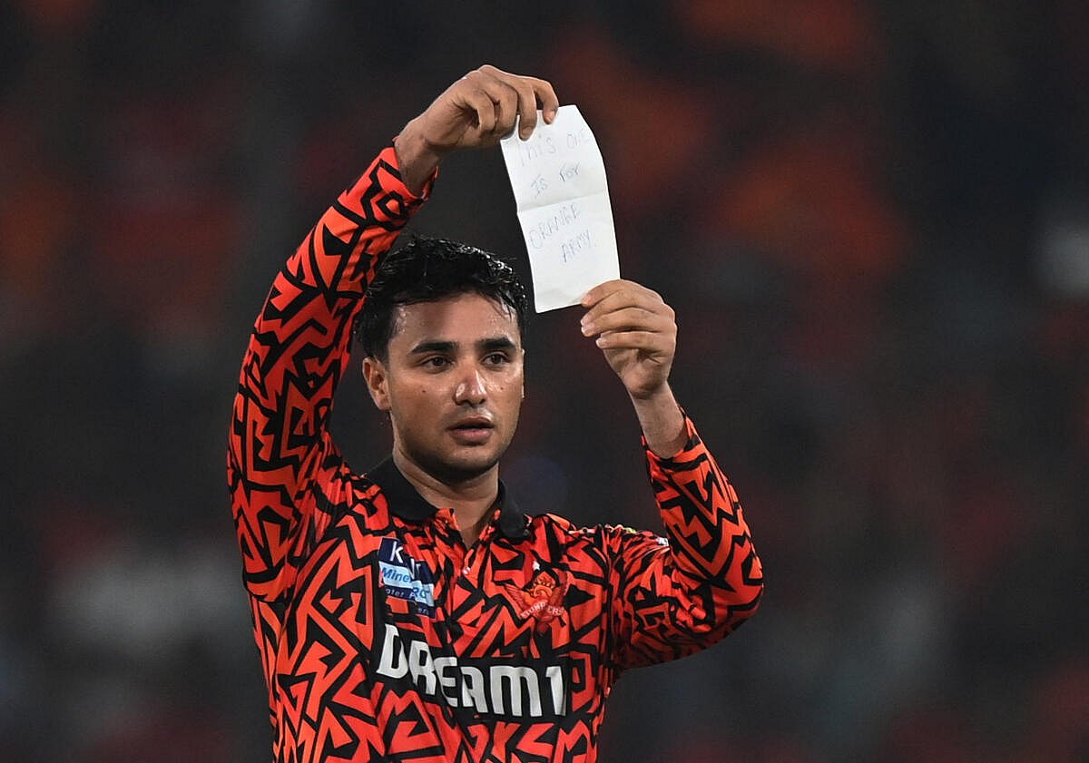 IPL: ಶತಕದ ಬೆನ್ನಲ್ಲೇ ಪ್ಯಾಂಟ್ ಜೇಬಿನಿಂದ ಚೀಟಿ ತೋರಿಸಿ ಸಂಭ್ರಮಿಸಿದ ಅಭಿಷೇಕ್