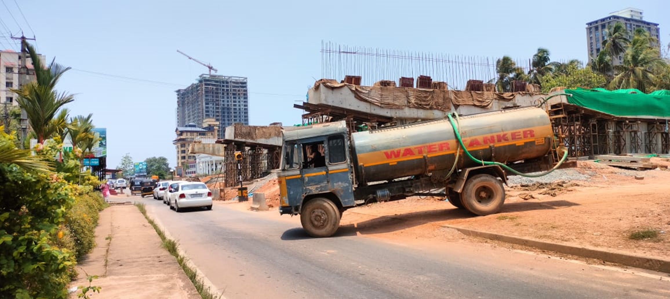 ಉಡುಪಿಯ ಅಂಬಲಪಾಡಿಯಲ್ಲಿ ಮೇಲ್ಸೇತುವೆ ಕಾಮಗಾರಿ ನಡೆಯುತ್ತಿರುವುದರಿಂದ ವಾಹನಗಳು ಸರ್ವಿಸ್‌ ರಸ್ತೆಯಲ್ಲೇ ಸಂಚರಿಸುತ್ತಿವೆ