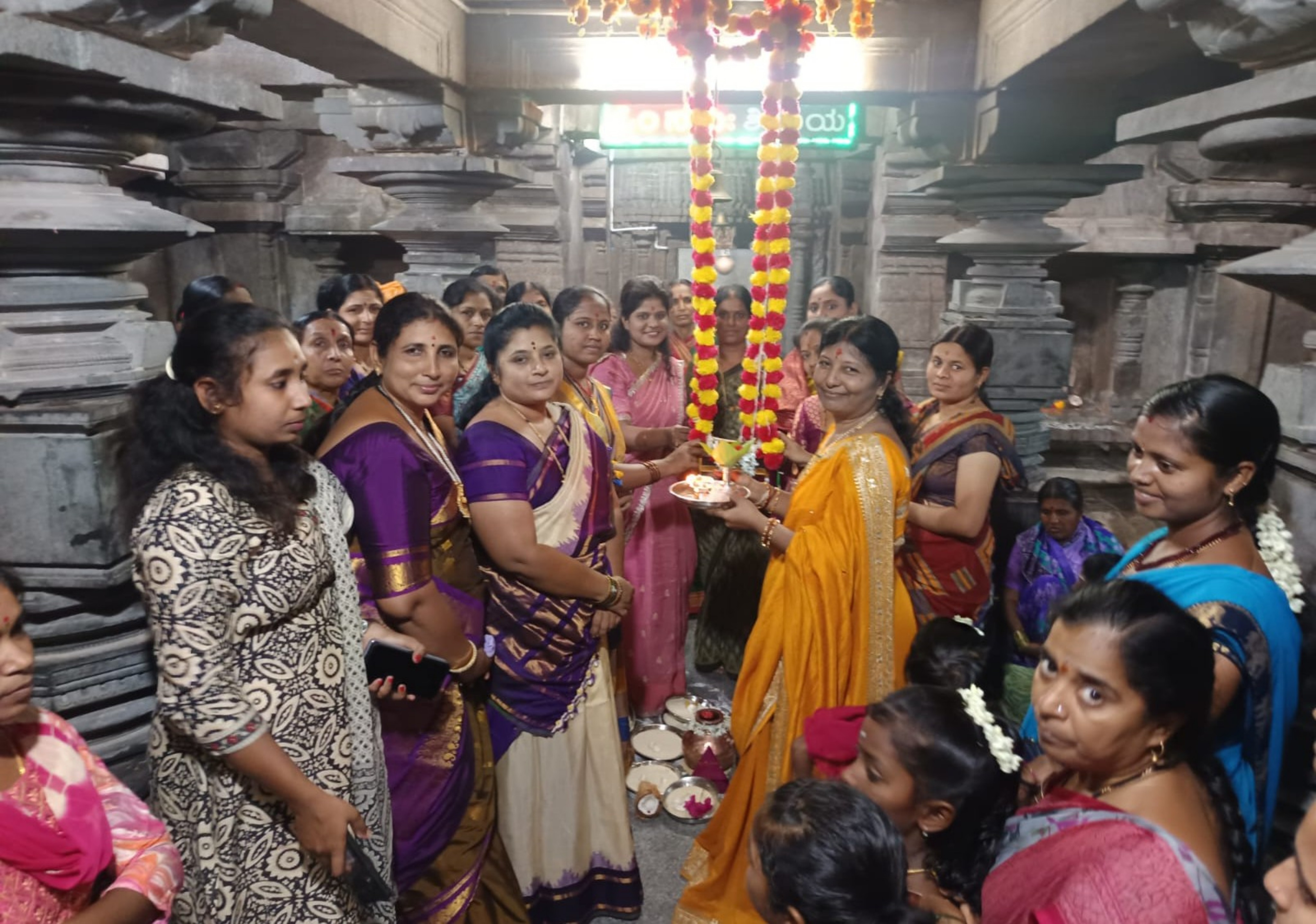ಸಿರವಾರದಲ್ಲಿ ಶನಿವಾರ ಸಂಜೆ ಅಕ್ಕನ ಬಳಗದಿಂದ ಅಕ್ಕಮಹಾದೇವಿ ಜಯಂತಿ ಅಂಗವಾಗಿ ತೊಟ್ಟಿಲು ಕಾರ್ಯಕ್ರಮ ನಡೆಯಿತು