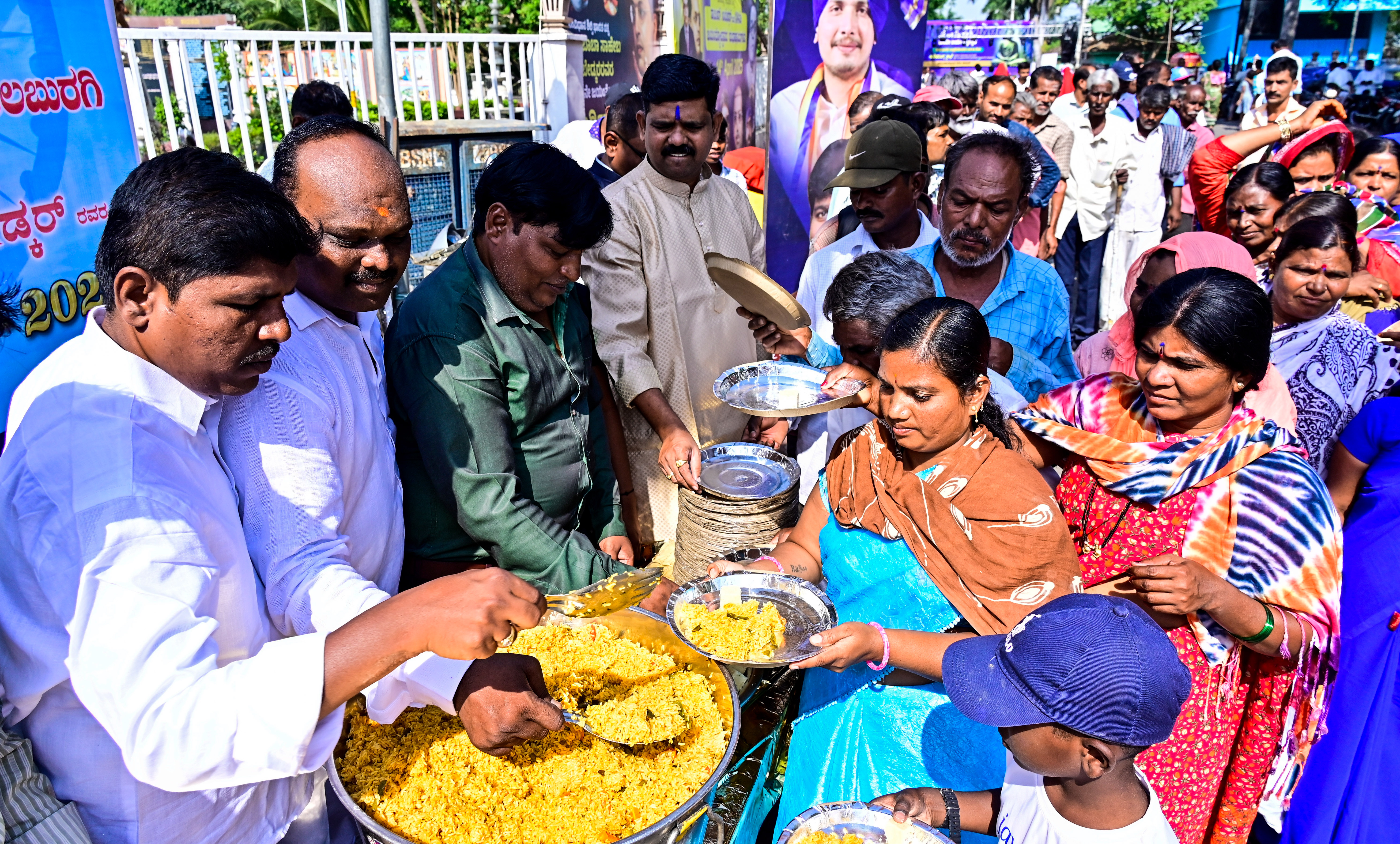 ಕಲಬುರಗಿಯಲ್ಲಿ ಸೋಮವಾರ ಅಂಬೇಡ್ಕರ್ ಜಯಂತಿ ಅಂಗವಾಗಿ ಅನ್ನಸಂತರ್ಪಣೆ ಮಾಡಲಾಯಿತು        ಪ್ರಜಾವಾಣಿ ಚಿತ್ರ