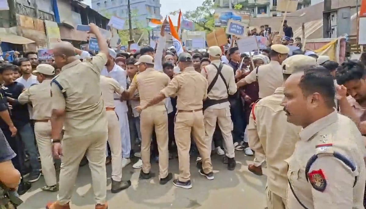 ಅಸ್ಸಾಂ | ಹಿಂಸಾಚಾರಕ್ಕೆ ತಿರುಗಿದ ವಕ್ಫ್ ವಿರೋಧಿ ಪ್ರತಿಭಟನೆ: ಲಾಠಿ ಪ್ರಹಾರ