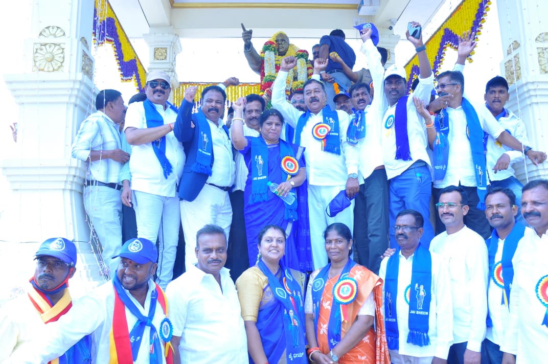 ಡಾಕ್ಟರ್ ಬಿ ಆರ್ ಅಂಬೇಡ್ಕರ್ ಪ್ರತಿಮೆಗೆ ಶಾಸಕರು ಹಾಗೂ ಗಣ್ಯರು ಮಾಲಾರ್ಪಣೆ ಮಾಡಿದರು