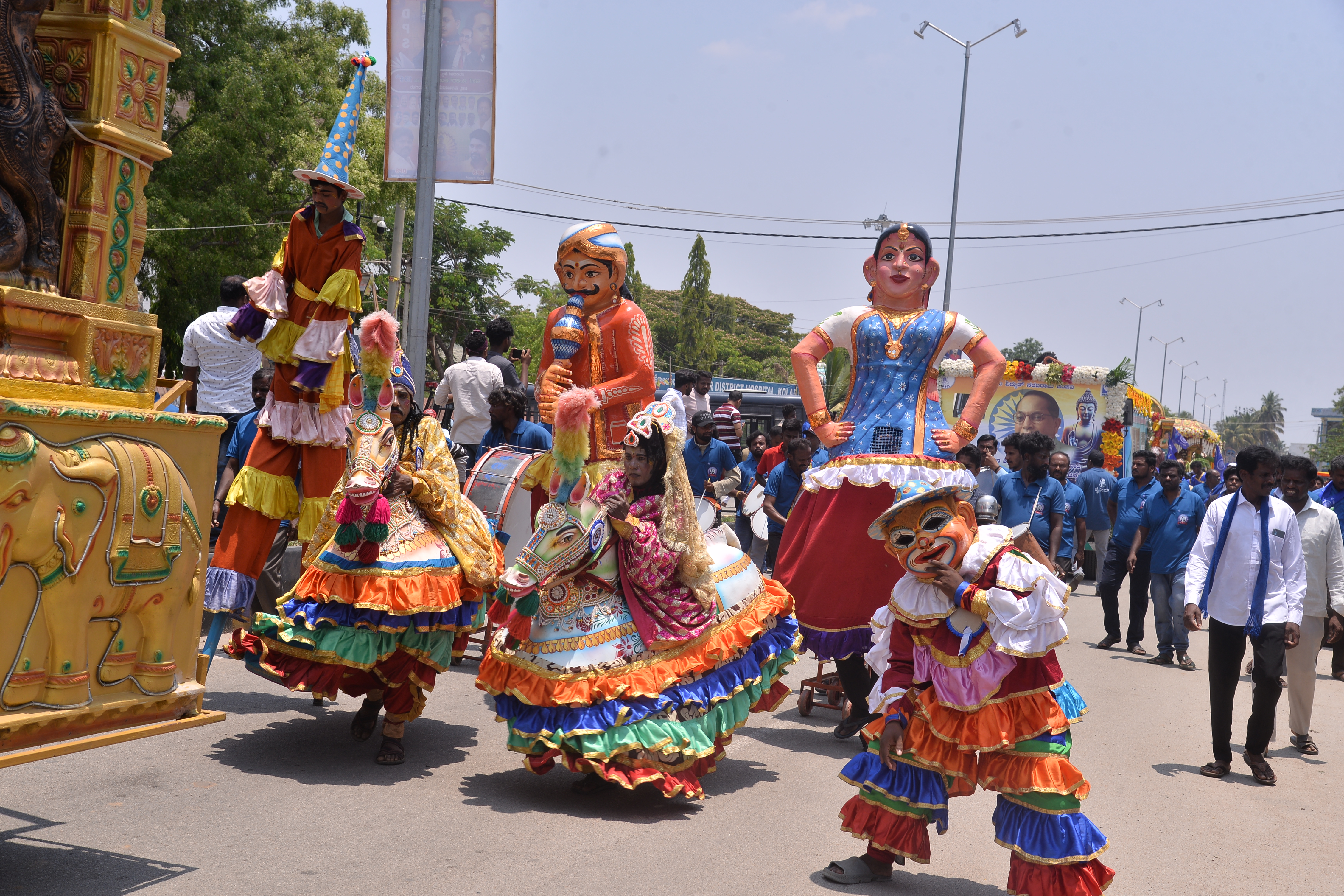 ಅಂಬೇಡ್ಕರ್‌ ಸ್ತಬ್ಧಚಿತ್ರಗಳ ಮೆರವಣಿಗೆಯಲ್ಲಿ ಕಲಾವಿದರ ಮೆರುಗು 