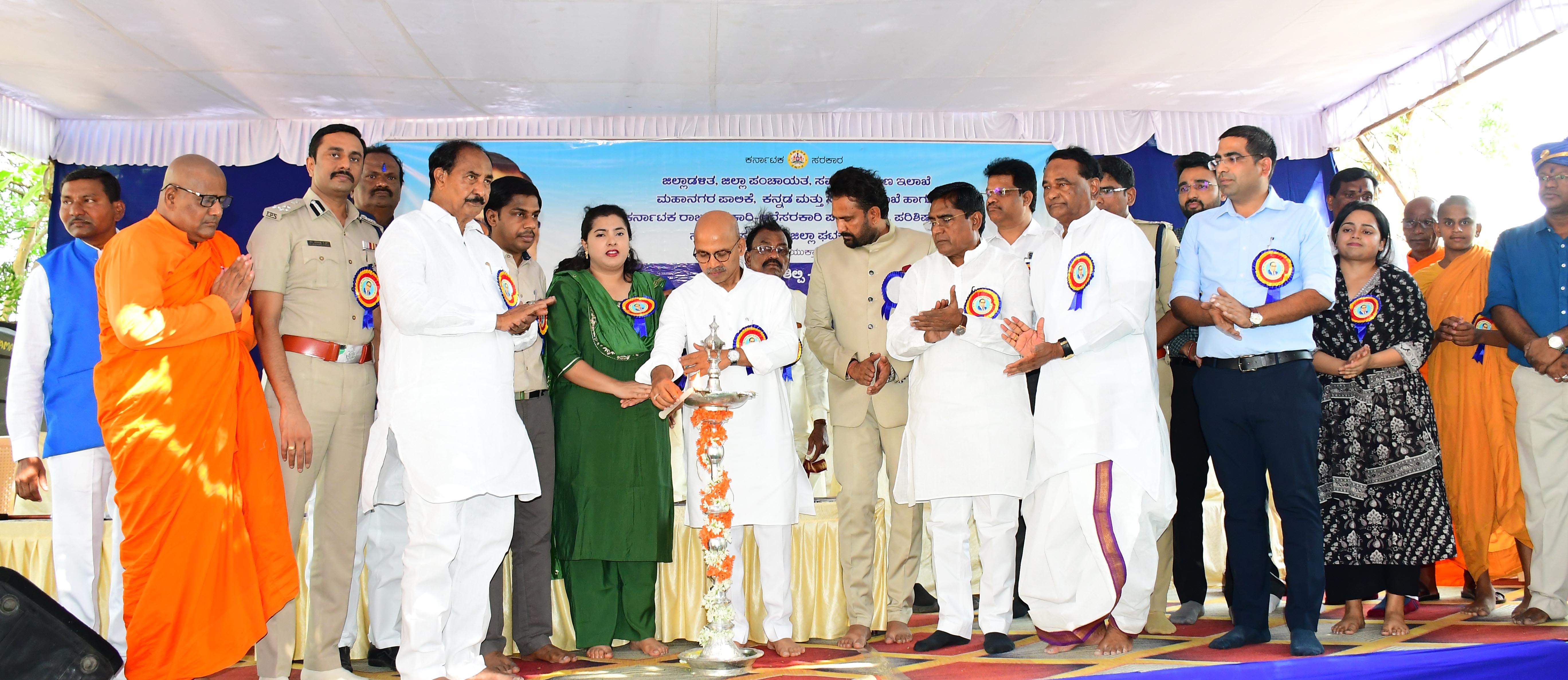 ಕಲಬುರಗಿಯಲ್ಲಿ ಸೋಮವಾರ ಅಂಬೇಡ್ಕರ್ ಜಯಂತಿ ಅಂಗವಾಗಿ ಸರ್ಕಾರದ ವಿವಿಧ ಇಲಾಖೆಗಳಿಂದ ನಡೆದ ಕಾರ್ಯಕ್ರಮವನ್ನು ಸಚಿವ ಡಾ.ಶರಣಪ್ರಕಾಶ ಪಾಟೀಲ ಉದ್ಘಾಟಿಸಿದರು. ಭಂತೇಜಿಗಳು ಜನಪ್ರತಿನಿಧಿಗಳು ಅಧಿಕಾರಿಗಳು ಉಪಸ್ಥಿತರಿದ್ದರು