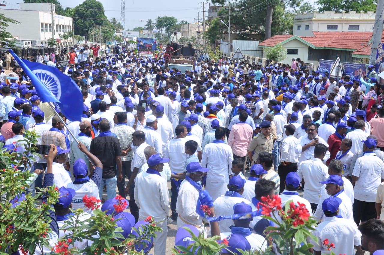 ಮೆರವಣಿಗೆಯಲ್ಲಿ ಸಾವಿರಾರು ಮಂದಿ ಭಾಗಿ.