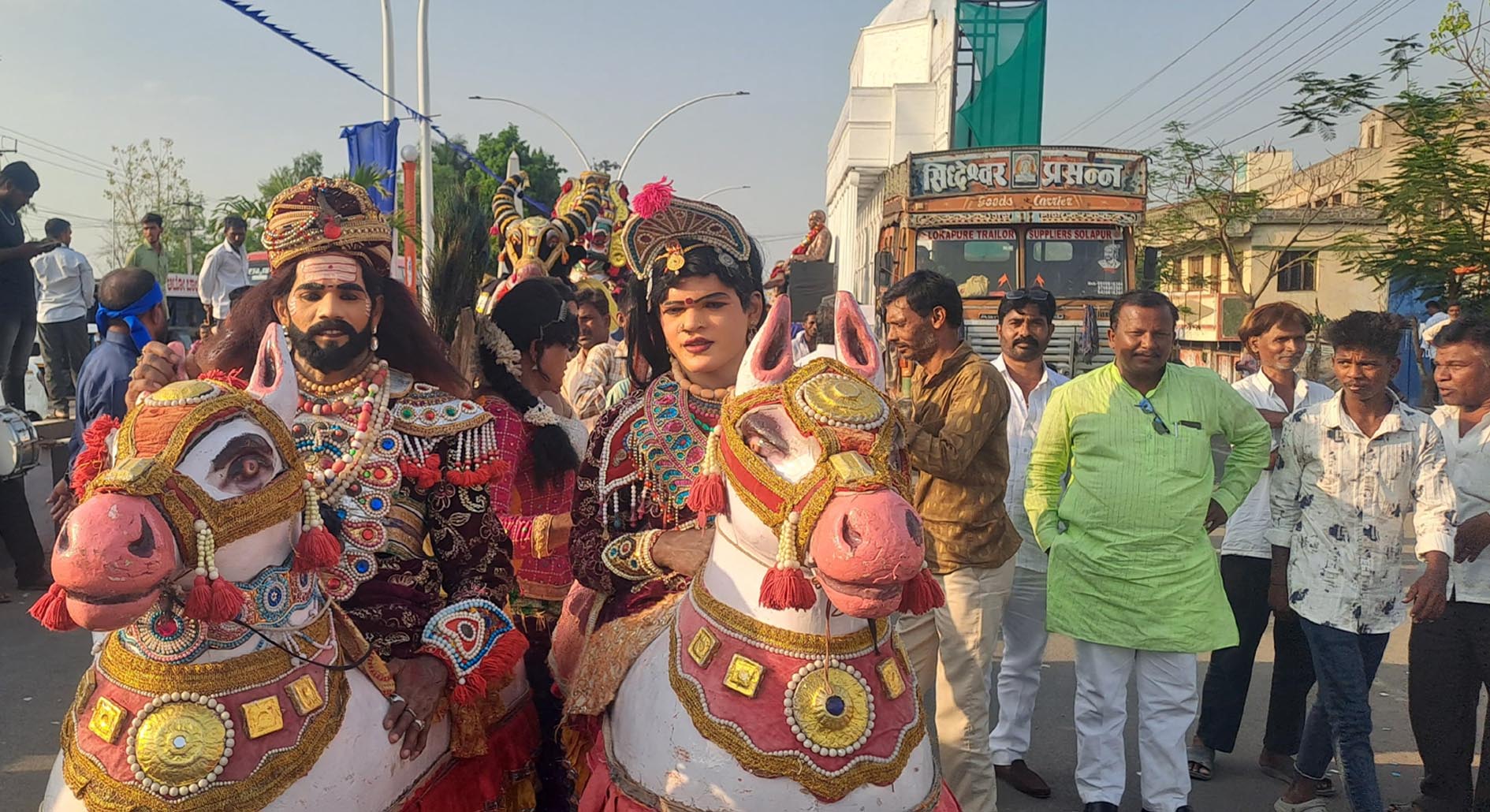 ಅಂಬೇಡ್ಕರ್ ಜಯಂತಿ ಅಂಗವಾಗಿ ಸಿಂದಗಿಯಲ್ಲಿ ನಡೆದ ಮೆರವಣಿಗೆಯಲ್ಲಿ ಗಮನ ಸೆಳೆದ ಕುದುರೆಕುಣಿತ ಗೊಂಬೆ