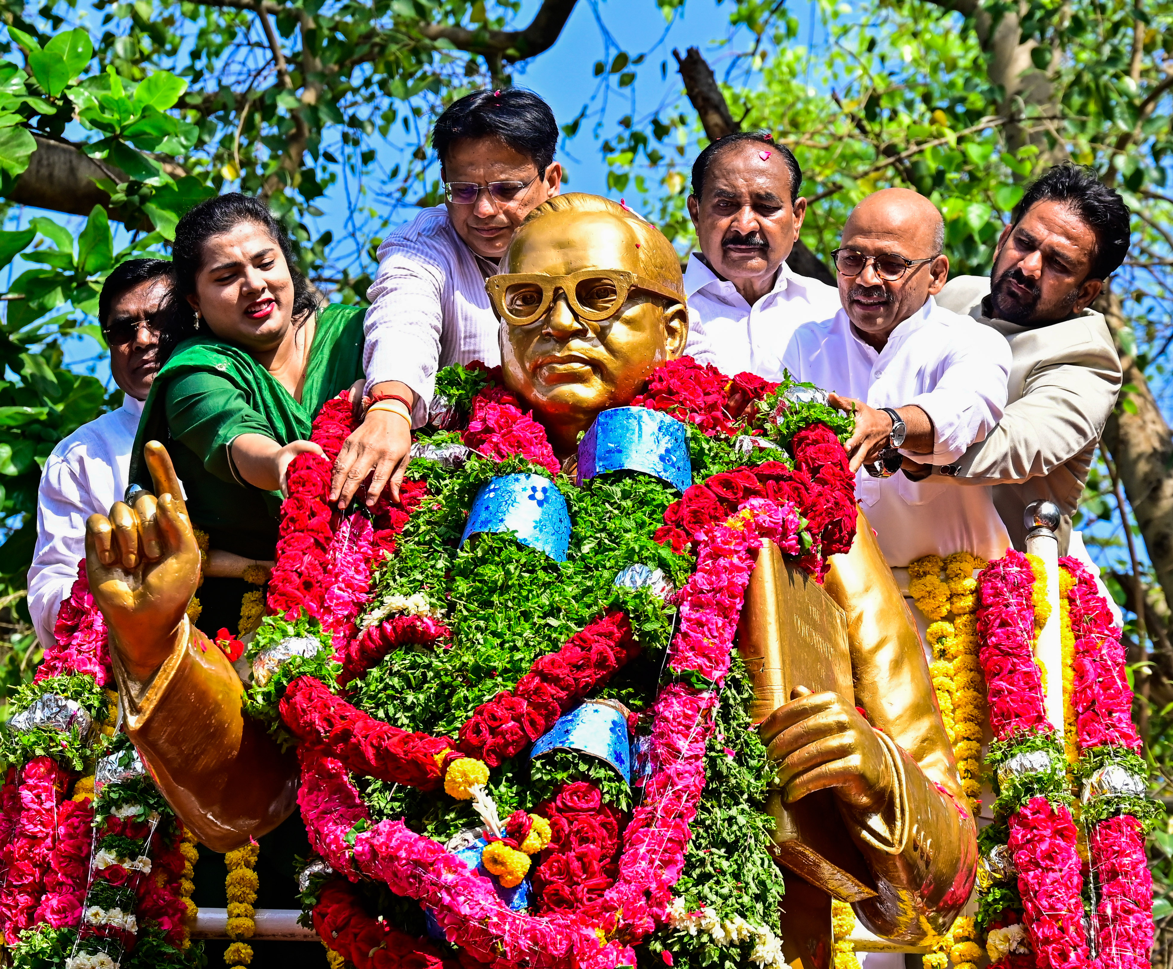 ಕಲಬುರಗಿಯಲ್ಲಿ ಸೋಮವಾರ ಅಂಬೇಡ್ಕರ್ ಜಯಂತಿ ಅಂಗವಾಗಿ ಅಂಬೇಡ್ಕರ್ ಅವರ ಪ್ರತಿಮೆಗೆ ಜಿಲ್ಲಾಧಿಕಾರಿ ಫೌಜಿಯಾ ತರನ್ನುಮ್ ಕೆಕೆಆರ್‌ಡಿಬಿ ಅಧ್ಯಕ್ಷ ಡಾ. ಅಜಯ್ ಸಿಂಗ್ ಶಾಸಕ ಅಲ್ಲಮಪ್ರಭು ಪಾಟೀಲ ಸಚಿವ ಡಾ. ಶರಣಪ್ರಕಾಶ ಪಾಟೀಲ ಮಾಲಾರ್ಪಣೆ ಮಾಡಿದರು  ಪ್ರಜಾವಾಣಿ ಚಿತ್ರ
