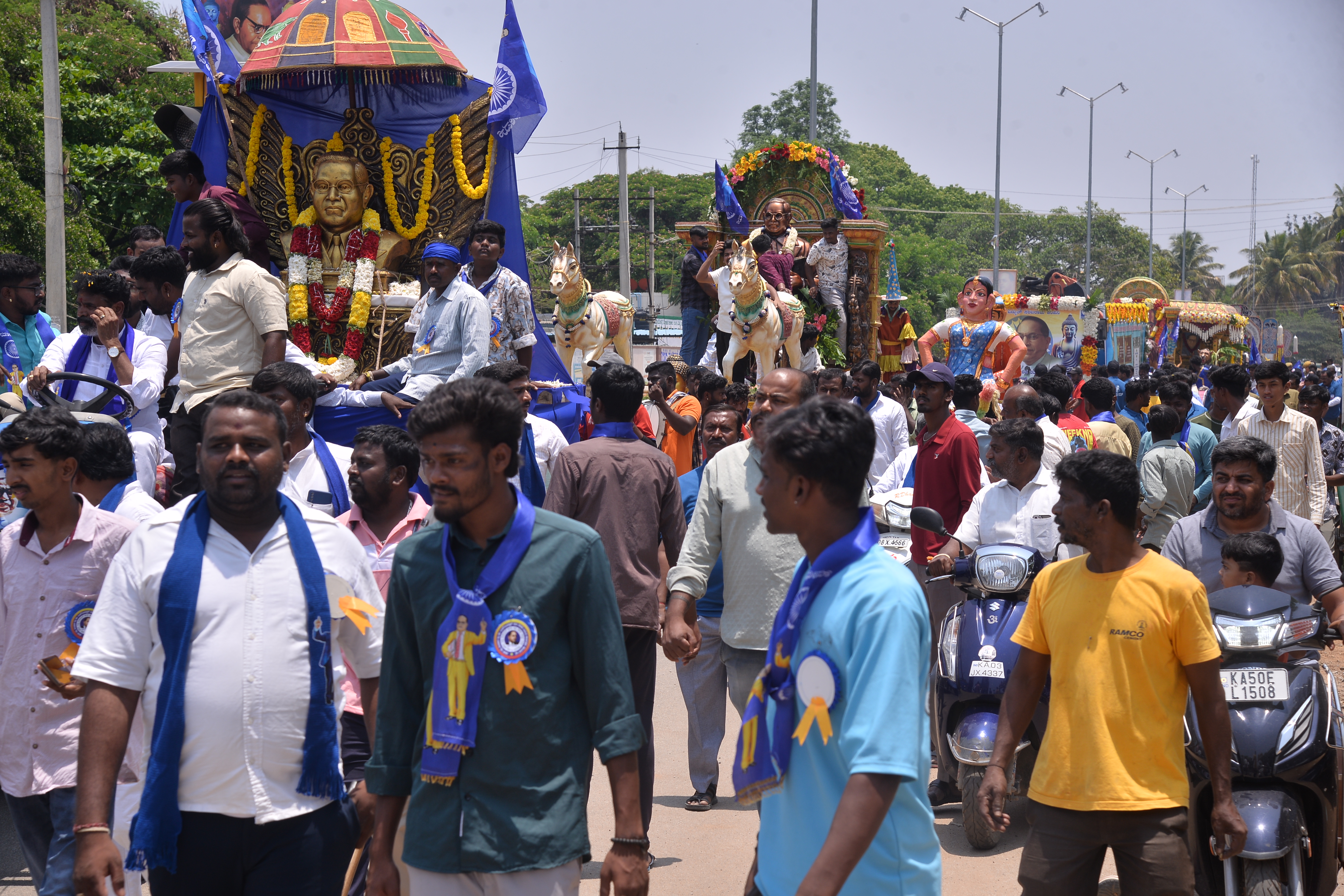 ಕೋಲಾರದಲ್ಲಿ ಸೋಮವಾರ ಅಂಬೇಡ್ಕರ್‌ ಸ್ತಬ್ಧಚಿತ್ರ ಹಾಗೂ ಪಲ್ಲಕ್ಕಿಗಳ ಮೆರವಣಿಗೆ ವಿಜೃಂಭಣೆಯಿಂದ ನಡೆಯಿತು