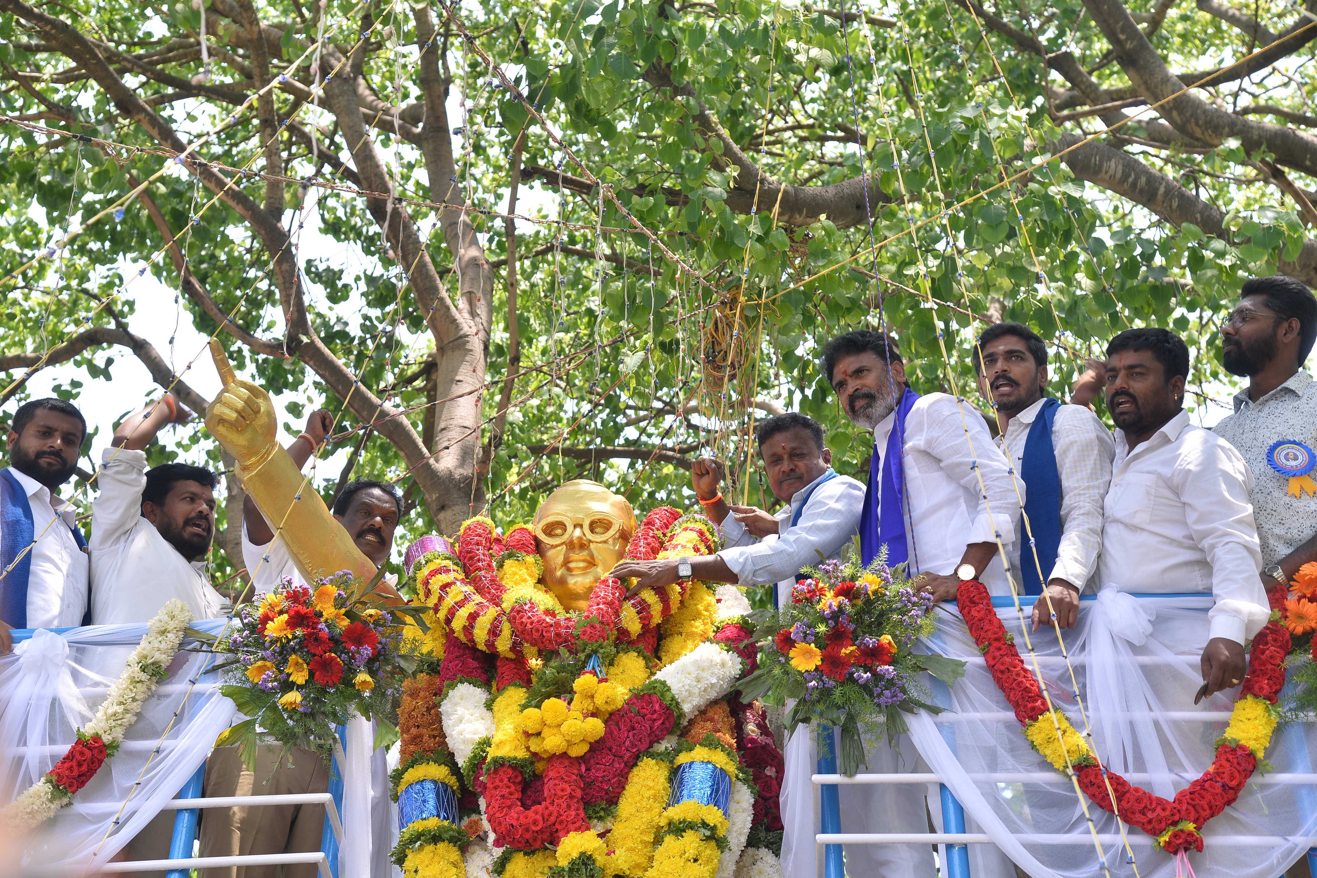 ಕೋಲಾರದಲ್ಲಿ ಅಂಬೇಡ್ಕರ್‌ ಪ್ರತಿಮೆಗೆ ಮಾಜಿ ಸಂಸದ ಎಸ್‌.ಮುನಿಸ್ವಾಮಿ ಹಾಗೂ ಬಿಜೆಪಿ ಜಿಲ್ಲಾಧ್ಯಕ್ಷ ಓಂಶಕ್ತಿ ಚಲಪತಿ ಮಾಲಾರ್ಪಣೆ ಮಾಡಿದರು
