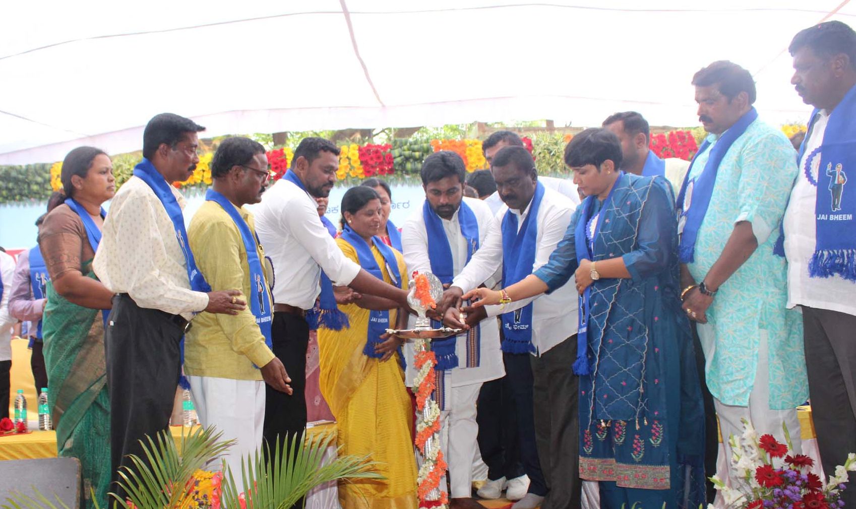 ದೊಡ್ಡಬಳ್ಳಾಪುರ ತಾಲ್ಲೂಕು ರಾಷ್ಟ್ರೀಯ ಹಬ್ಬಗಳ ಆಚರಣಾ ಸಮಿತಿ ವತಿಯಿಂದ ನಡೆದ ಡಾ.ಬಿ.ಆರ್‌.ಅಂಬೇಡ್ಕರ್‌ ಹಾಗೂ ಡಾ.ಬಾಬು ಜಗಜೀವನರಾಂ ಅವರ ಜನ್ಮದಿನಾಚರಣೆ ಸಮಾರಂಭವನ್ನು ಜ್ಯೋತಿ ಬೆಳಗಿಸುವ ಮೂಲಕ ಶಾಸಕ ಧೀರಜ್‌ ಮುನಿರಾಜು ಉದ್ಘಾಟಿಸಿದರು