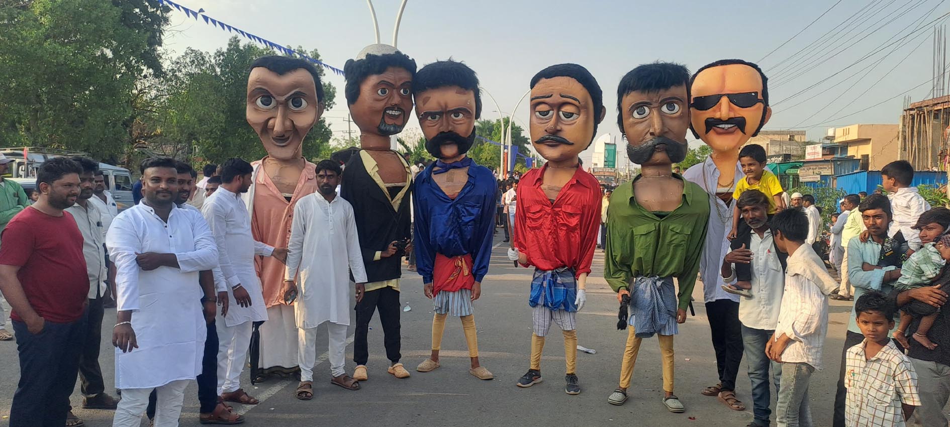 ಅಂಬೇಡ್ಕರ್ ಜಯಂತಿ ಅಂಗವಾಗಿ ಸಿಂದಗಿಯಲ್ಲಿ ನಡೆದ ಮೆರವಣಿಗೆಯಲ್ಲಿ ಗಮನ ಸೆಳೆದ ಮಂಗಳೂರಿನ ಗೊಂಬೆಗಳು