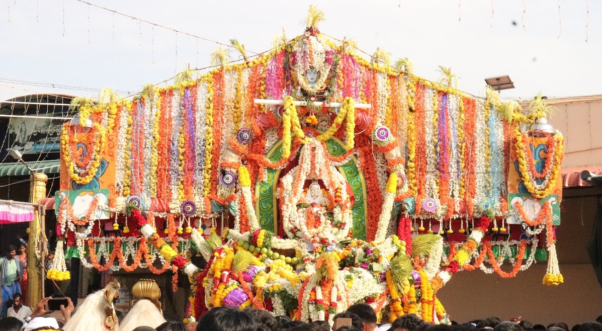 ಸಿದ್ದೇಶ್ವರಸ್ವಾಮಿ ಬ್ರಹ್ಮರಥೋತ್ಸವಕ್ಕೂ ಮೊದಲು ನಡೆದ ಆಕರ್ಷಕ ಹೂವಿನ ಪಲ್ಲಕ್ಕಿ ಉತ್ಸವ 