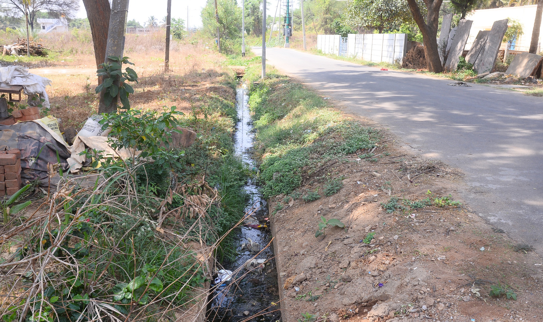 ಸತ್ಯಮಂಗಲ ಮುಖ್ಯರಸ್ತೆಯ ಚರಂಡಿ ಸ್ಥಿತಿ