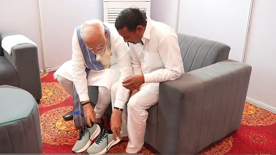 ಅಭಿಮಾನಿಯ ಕಾಲಿಗೆ ಶೂ ತೊಡಿಸಿ 14 ವರ್ಷದ ಪ್ರತಿಜ್ಞೆ ಈಡೇರಿಸಿದ ಪ್ರಧಾನಿ ಮೋದಿ