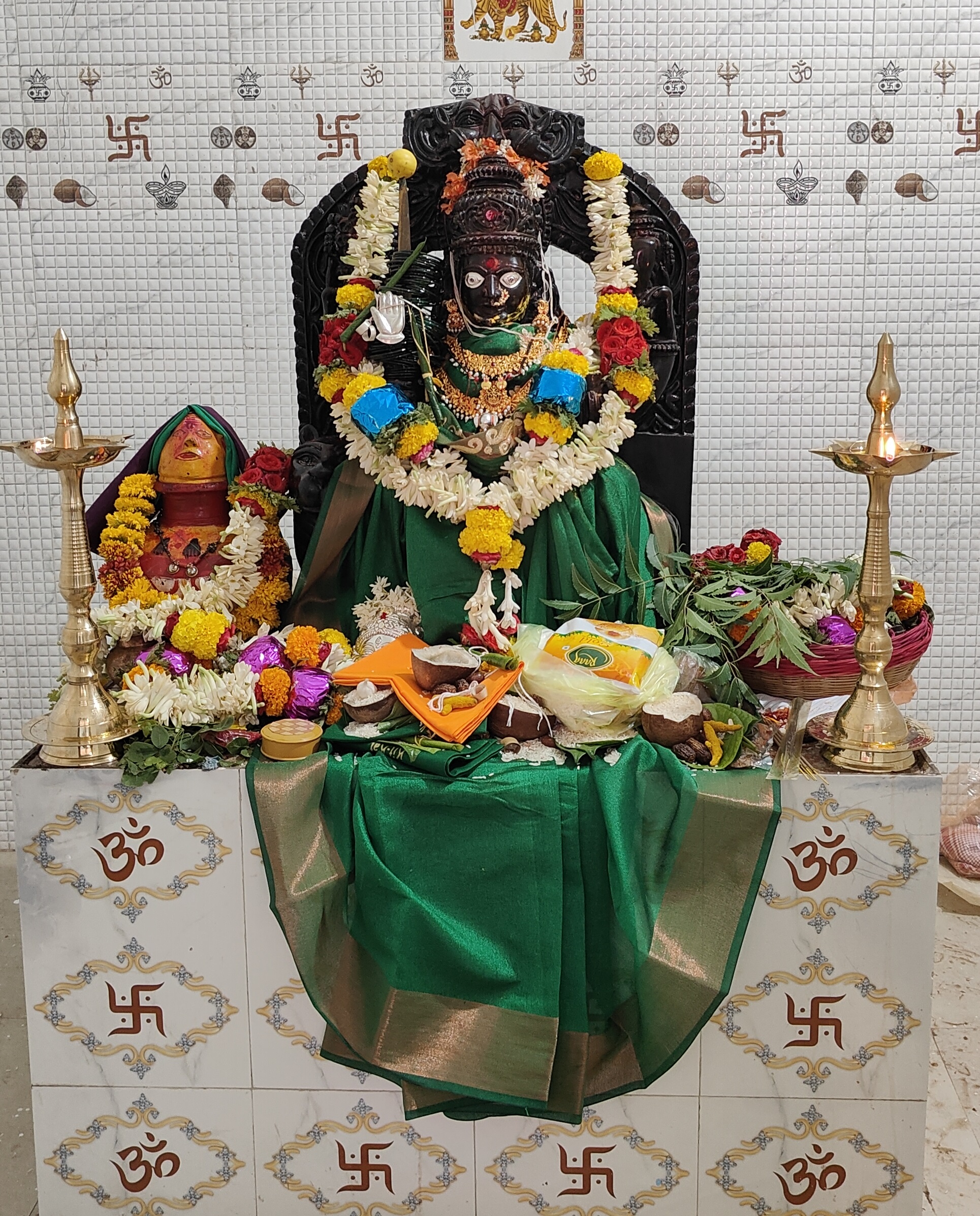 ಹಾವೇರಿ ತಾಲ್ಲೂಕಿನ ಕನವಳ್ಳಿ ಗ್ರಾಮದಲ್ಲಿ ಹುಲಿಗೆಮ್ಮ ದೇವಿ ಮೂರ್ತಿಗೆ ಮಂಗಳವಾರ ವಿಶೇಷ ಅಲಂಕಾರ ಮಾಡಲಾಗಿತ್ತು