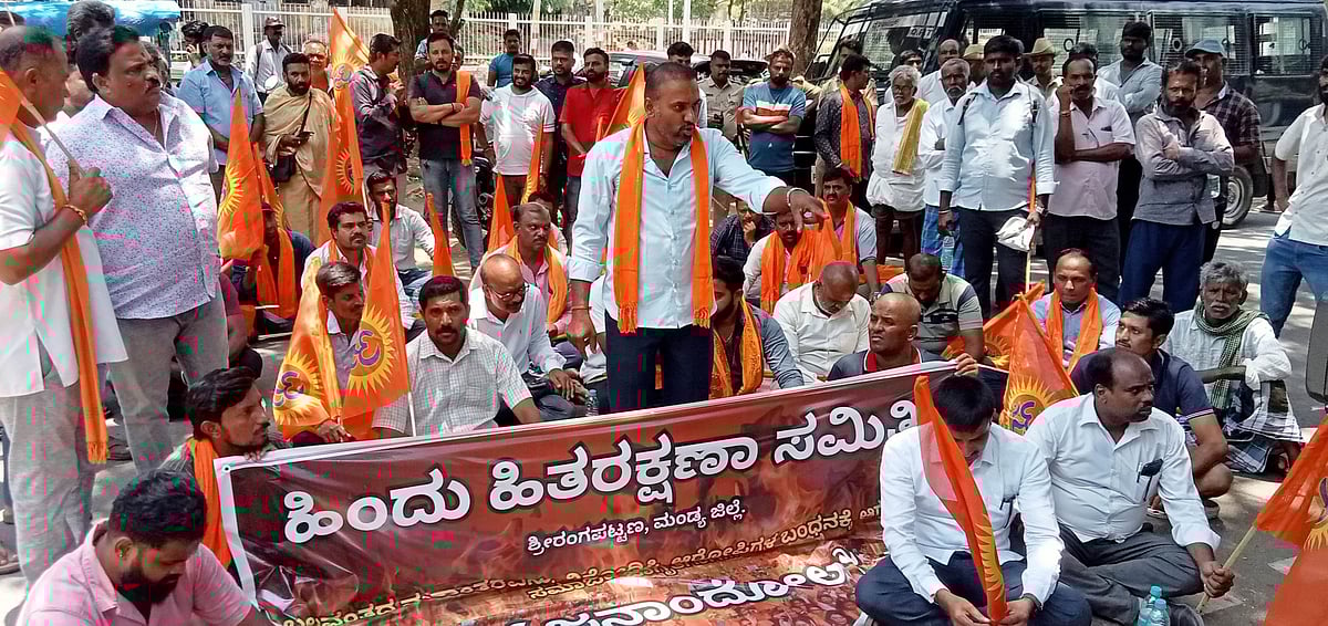 ಶ್ರೀರಂಗಪಟ್ಟಣ | ಮತಾಂತರ ಆರೋಪ, ಹಲ್ಲೆ: ಆರೋಪಿಗಳ ಬಂಧನಕ್ಕೆ ಆಗ್ರಹಿಸಿ ಪ್ರತಿಭಟನೆ