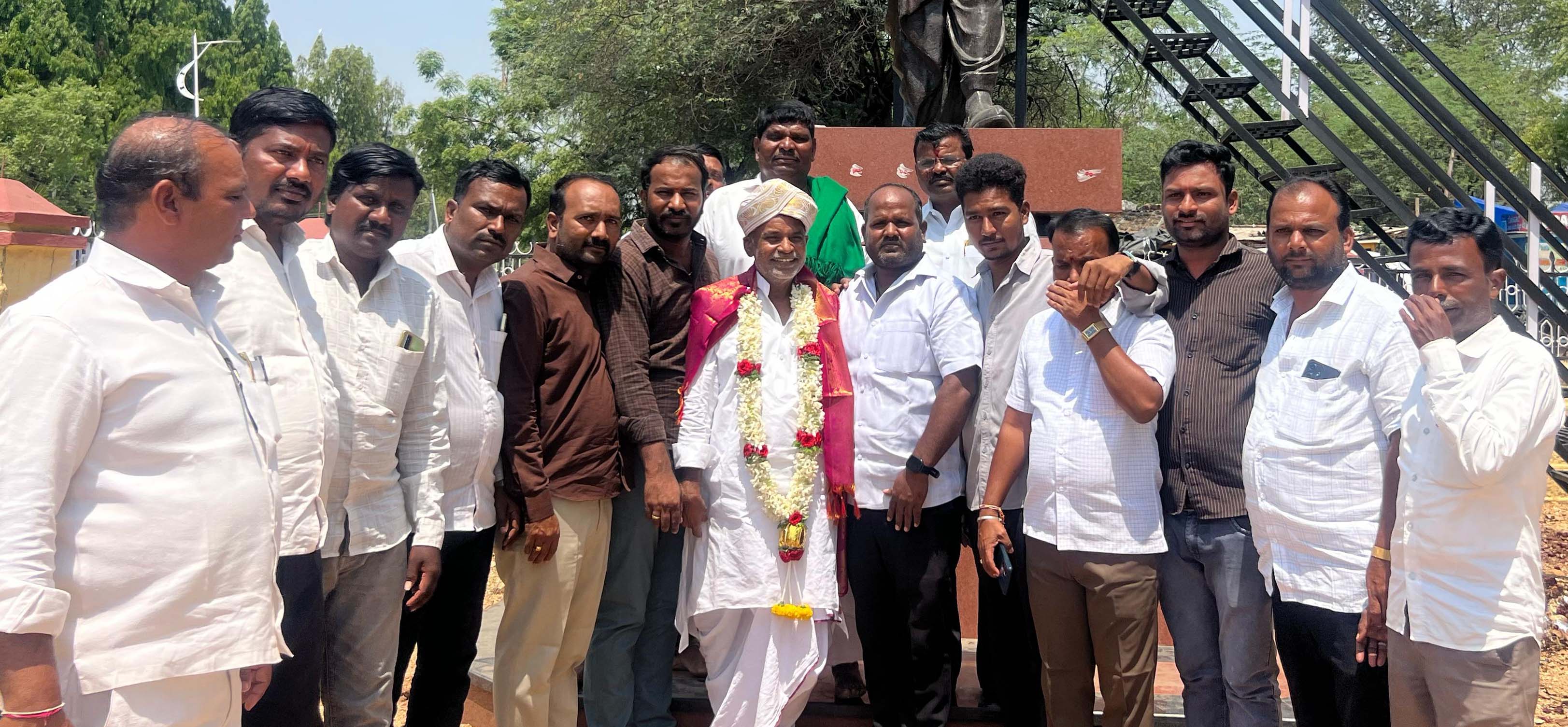 ಶಹಾಪುರ ತಾಲ್ಲೂಕಿನ ಭೀಮರಾಯನಗುಡಿ ಬಾಪುಗೌಡ ದರ್ಶನಾಪುರ ವೃತ್ತದ ಬಳಿ ಮಂಗಳವಾರ ಕಾಂಗ್ರೆಸ್ ಪಕ್ಷದ ಕಾರ್ಯಕರ್ತರು ನಿಯೋಜಿತ ಬ್ಲಾಕ್ ಕಾಂಗ್ರೆಸ್ ಅಧ್ಯಕ್ಷ ಶಿವಮಹಾಂತಪ್ಪ ಸಾಹು ಅವರನ್ನು ಅಭಿನಂದಿಸಿದರು