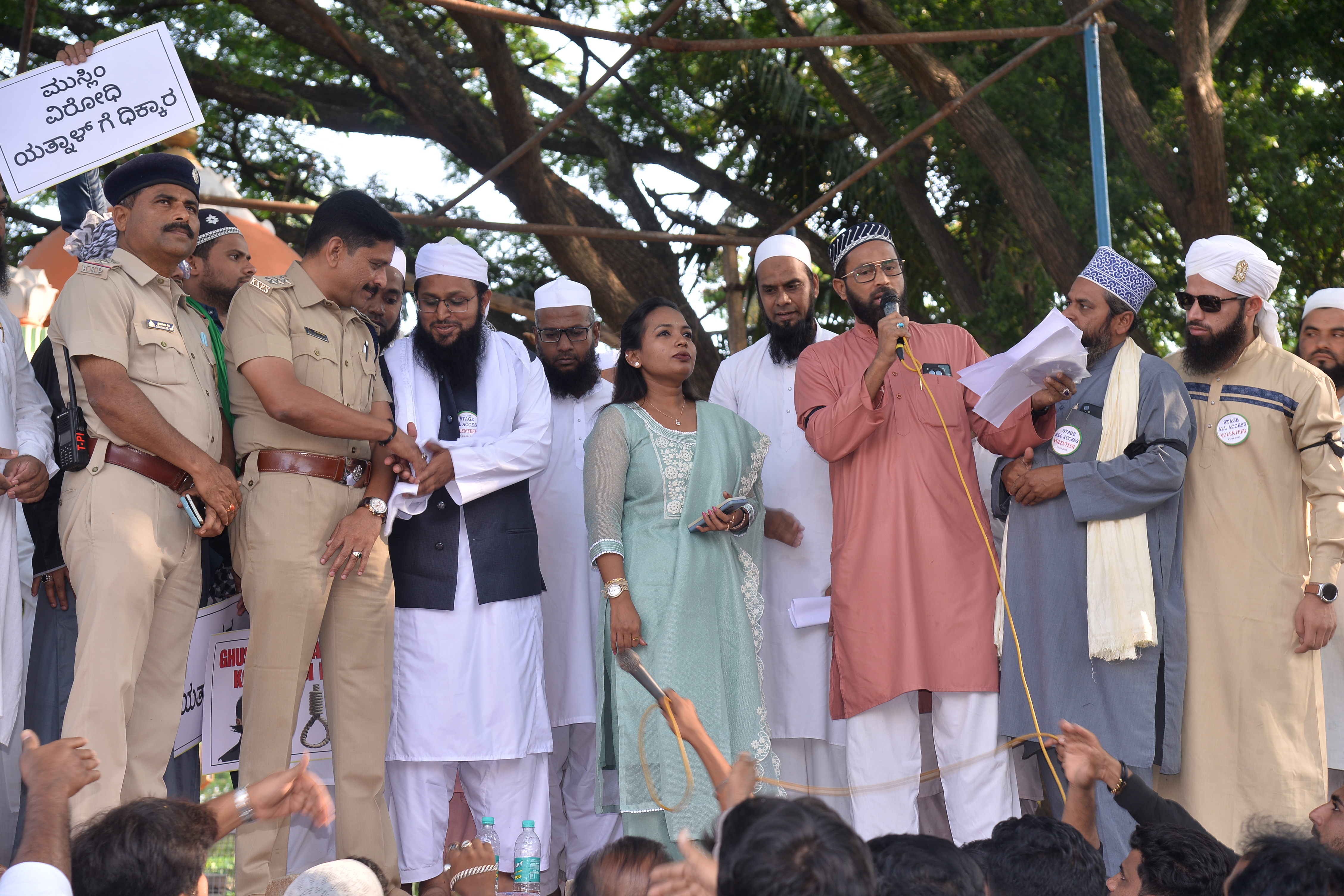 ಯತ್ನಾಳ ಬಂಧನಕ್ಕೆ ಆಗ್ರಹಿಸಿ ಮುಸ್ಲಿಂ ಮುಖಂಡರು ತಹಶೀಲ್ದಾರ್‌ ನಯನಾ ಅವರಿಗೆ ಮನವಿ ಪತ್ರ ನೀಡಿದರು. ಡಿವೈಎಸ್‌ಪಿ ಎಂ.ಎಚ್‌.ನಾಗ್ತೆ ನಗರ ಠಾಣೆ ಸಿಪಿಐ ಸದಾನಂದ ಜೊತೆಗಿದ್ದರು