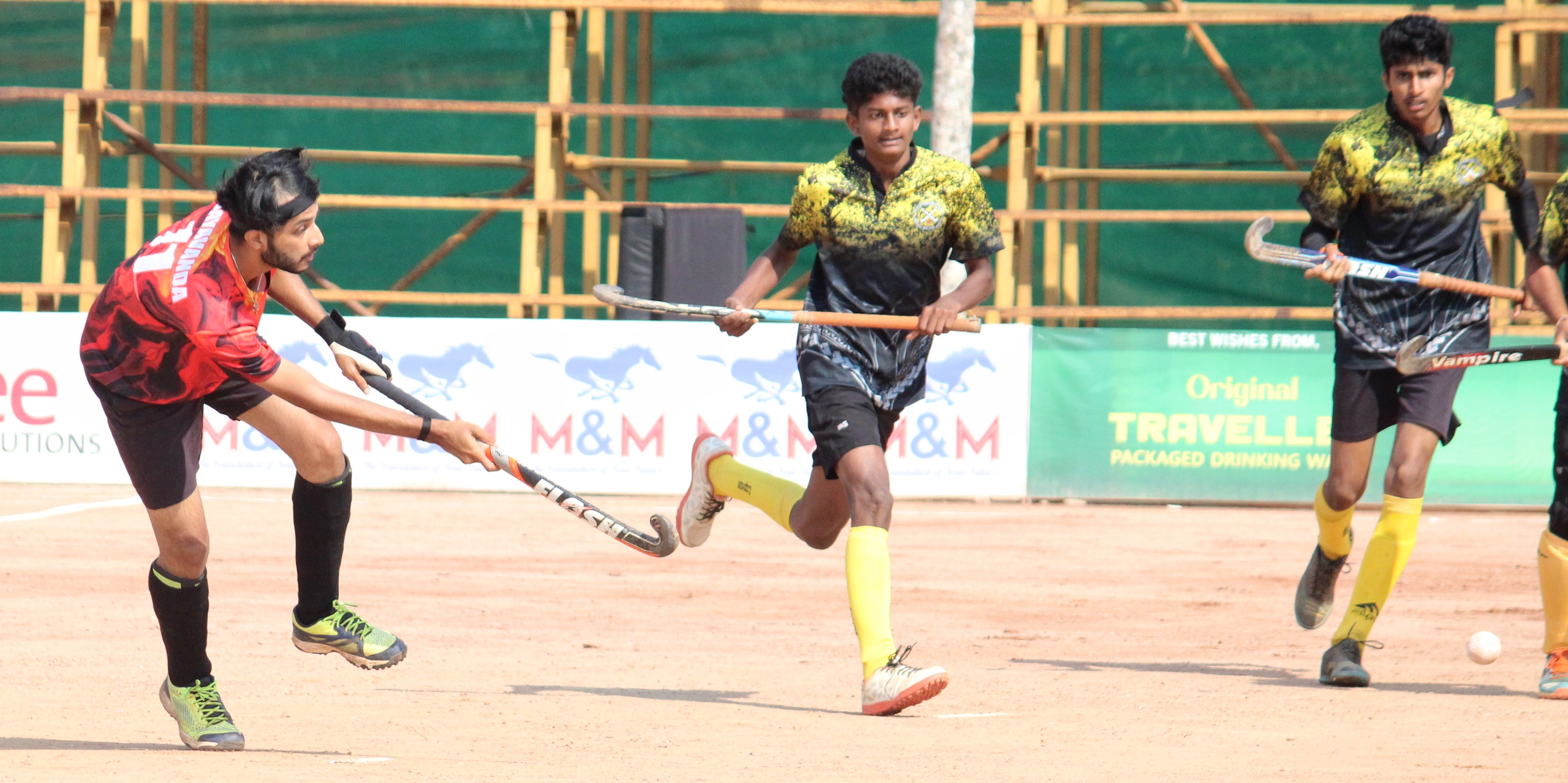 ಕೊಡವ ಕೌಟುಂಬಿಕ ಹಾಕಿ ಟೂರ್ನಿಯಲ್ಲಿ ಮಂಗಳವಾರ ಮುಕ್ಕಾಟಿರ (ಹರಿಹರ) ಮತ್ತು ಬಯವಂಡ ತಂಡದ ಆಟಗಾರರು ಸೆಣೆಸಿದರು