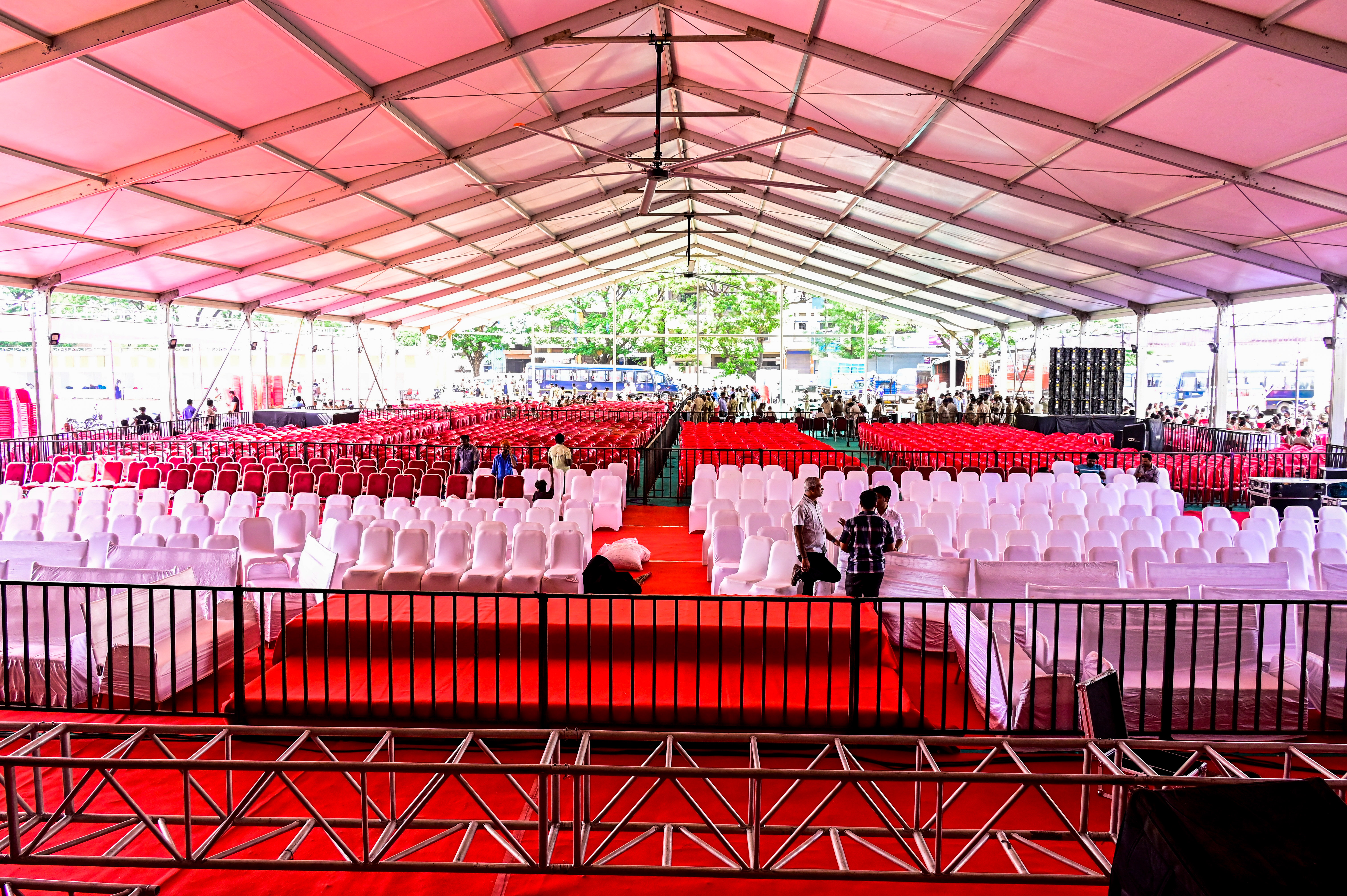 ಉದ್ಯೋಗ ಮೇಳದ ಉದ್ಘಾಟನಾ ಸಮಾರಂಭಕ್ಕೆ ಸಭಿಕರ ಆಸನಗಳನ್ನು ಸಿದ್ಧಗೊಳಿಸುವ ಕಾರ್ಯದಲ್ಲಿ ಕಾರ್ಮಿಕರು ನಿರತರಾಗಿದ್ದರು