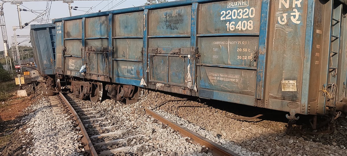 ಬೆಳಗಾವಿ: ಹಳಿ‌ ತಪ್ಪಿದ ಗೂಡ್ಸ್ ರೈಲು;ತಪ್ಪಿದ ಅನಾಹುತ, ಸಂಚಾರ ತಾತ್ಕಾಲಿಕ ಸ್ಥಗಿತ