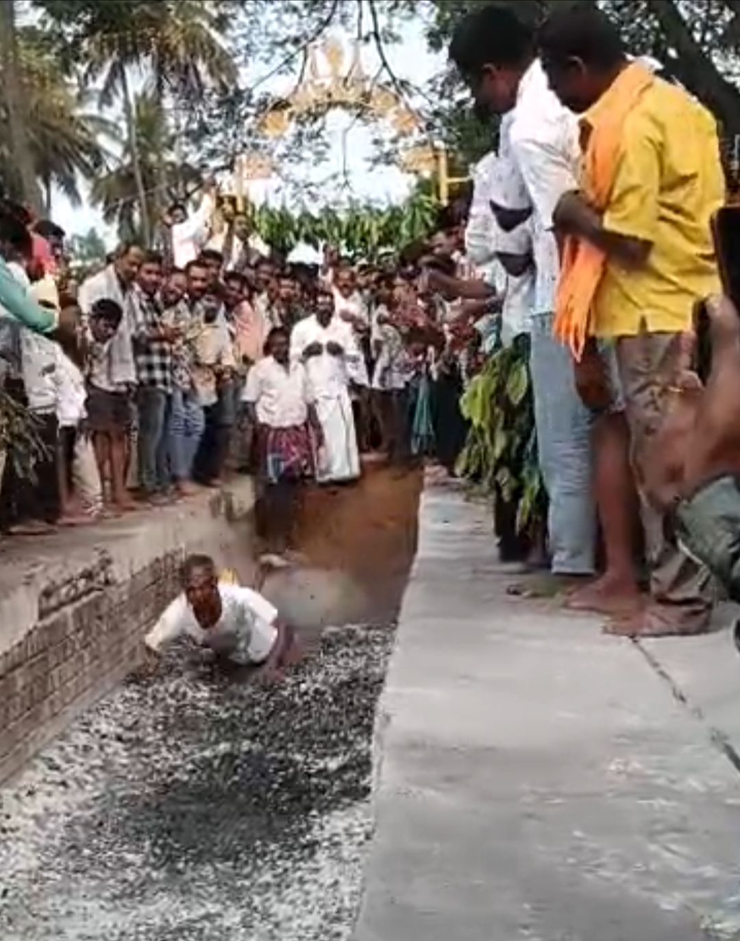 ಕೊಂಡ ಆಯಲು ಹೋಗಿ ಆಯತಪ್ಪಿ ಕೊಂಡಕ್ಕೆ ಬಿದ್ದಿರುವ ರಾಮಸ್ವಾಮಿ
