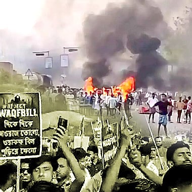 ಸಂಪಾದಕೀಯ | ವಕ್ಫ್‌ ವಿಚಾರವಾಗಿ ಹಿಂಸಾಚಾರ: ಕೋಮುವಾದದ ಹುಲಿ ಸವಾರಿ