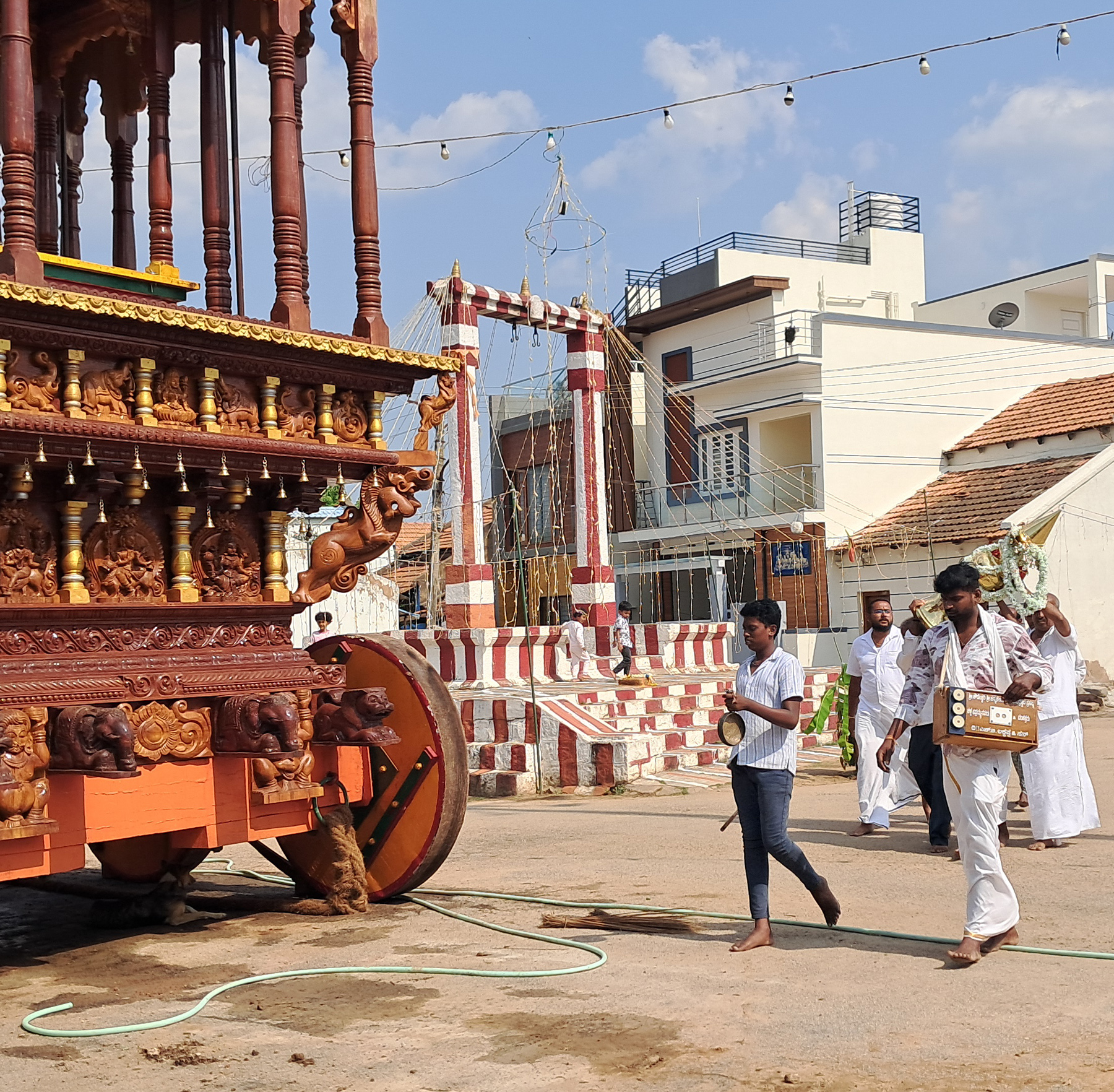 ಹಿರೀಸಾವೆಯ ಗ್ರಾಮಸ್ಥರು ಮಂಗಳವಾರ ರಥಕ್ಕೆ ಕಳಸ ಹಾಕುವ ಮೂಲಕ ಬುಧವಾರದ ರಥೋತ್ಸವಕ್ಕೆ ಎಲ್ಲ ಸಿದ್ದತೆಗಳನ್ನು ಪೂರ್ಣಗೊಳಿಸಿದರು.