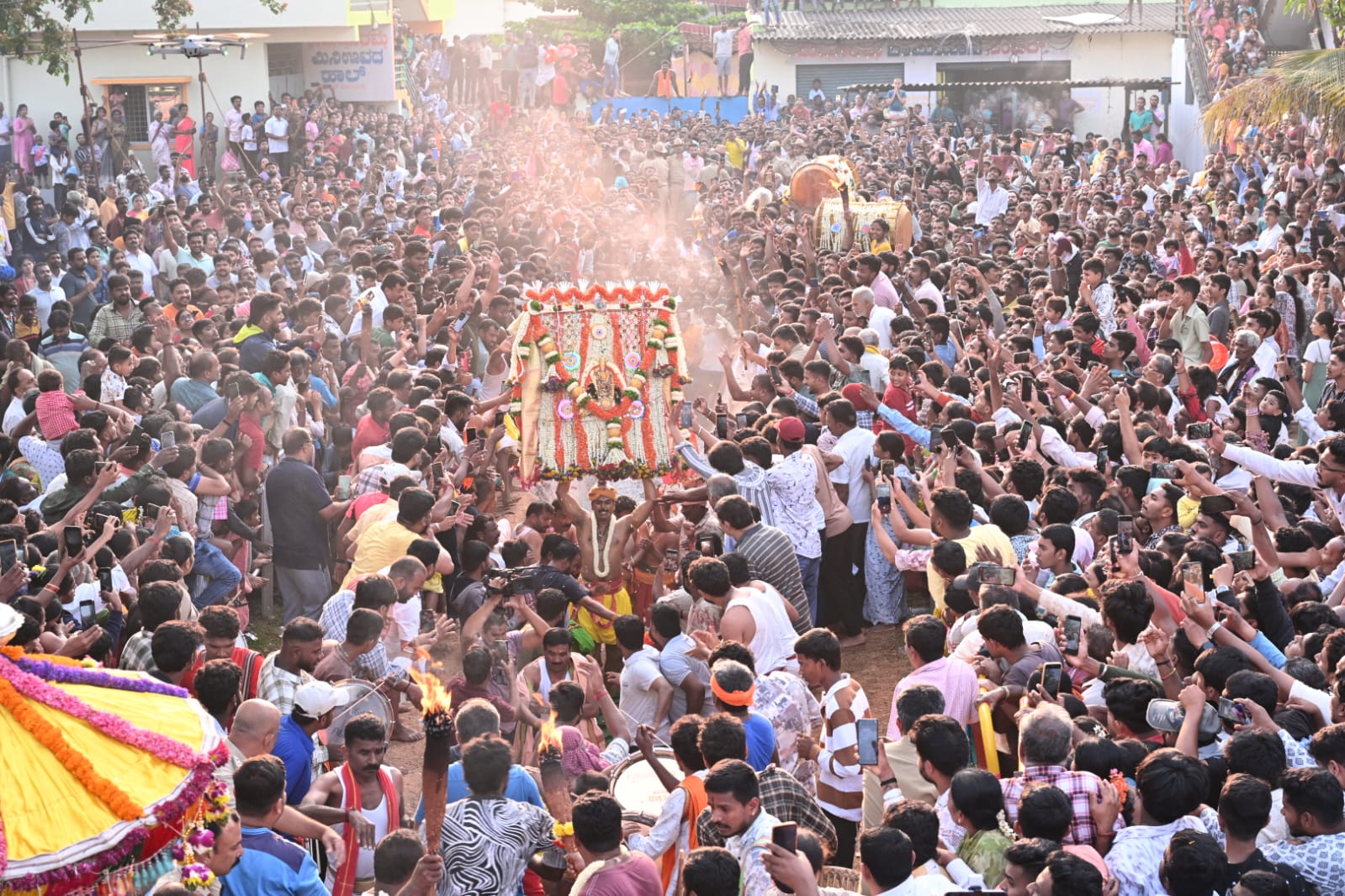 ಮದ್ದೂರಿನಲ್ಲಿ ಗ್ರಾಮದೇವತೆ ಮದ್ದೂರಮ್ಮನ ಜಾತ್ರಾ ಮಹೋತ್ಸವದ ಅಂಗವಾಗಿ ಬುಧವಾರ ಮುಂಜಾನೆ ಕೊಂಡೋತ್ಸವವು ಅದ್ಧೂರಿಯಾಗಿ ನೆರವೇರಿತು