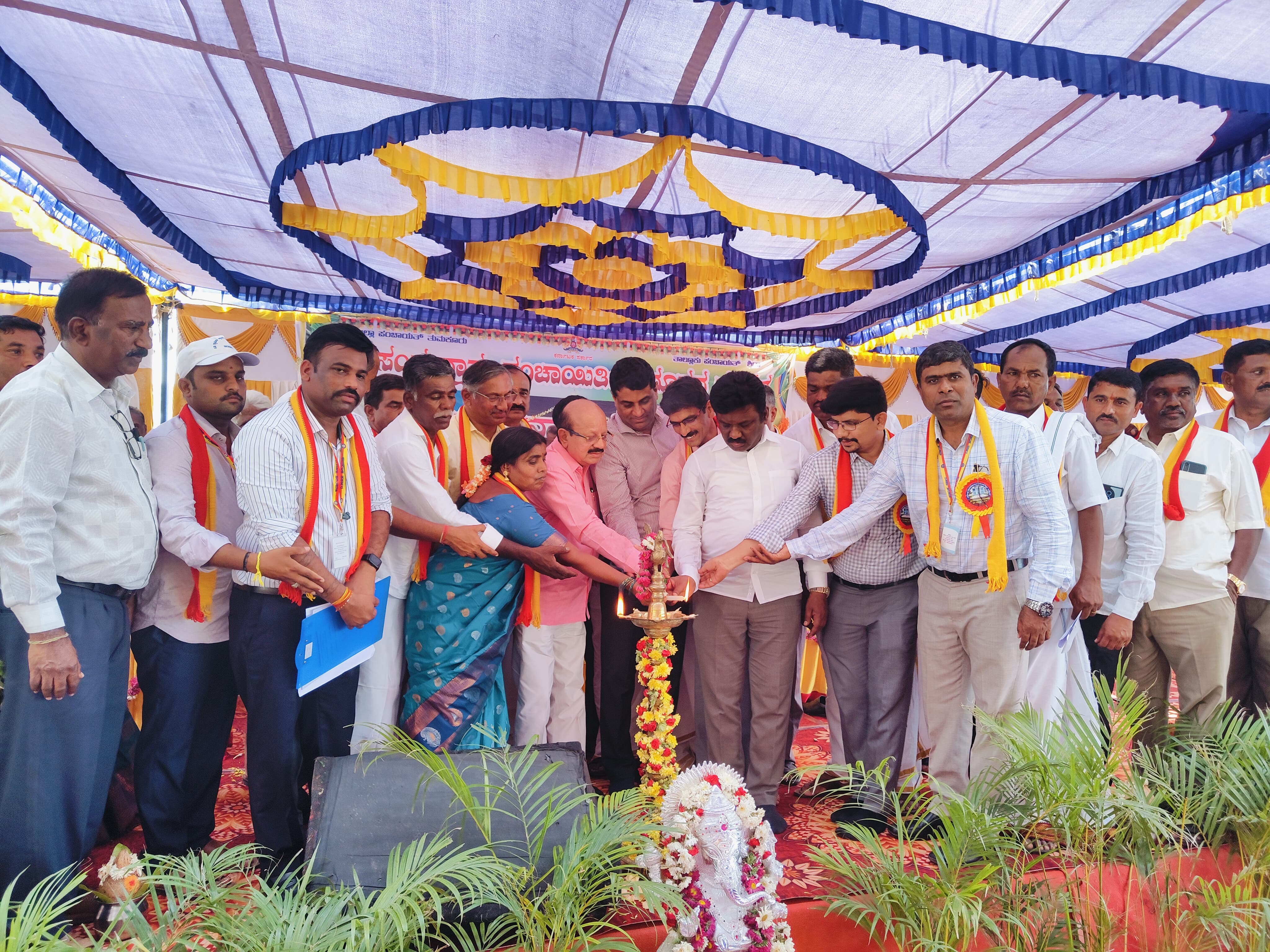 ಶಿರಾ ತಾಲ್ಲೂಕಿನ ರತ್ನಸಂದ್ರ ಗ್ರಾಮದಲ್ಲಿ ಬುಧವಾರ ಗ್ರಾಮ ಪಂಚಾಯಿತಿ ನೂತನ‌ ಕಟ್ಟಡದ ಉದ್ಘಾಟನಾ ಸಮಾರಂಭವನ್ನು ಶಾಸಕ ಟಿ.ಬಿ.ಜಯಚಂದ್ರ ಉದ್ಘಾಟಿಸಿದರು.