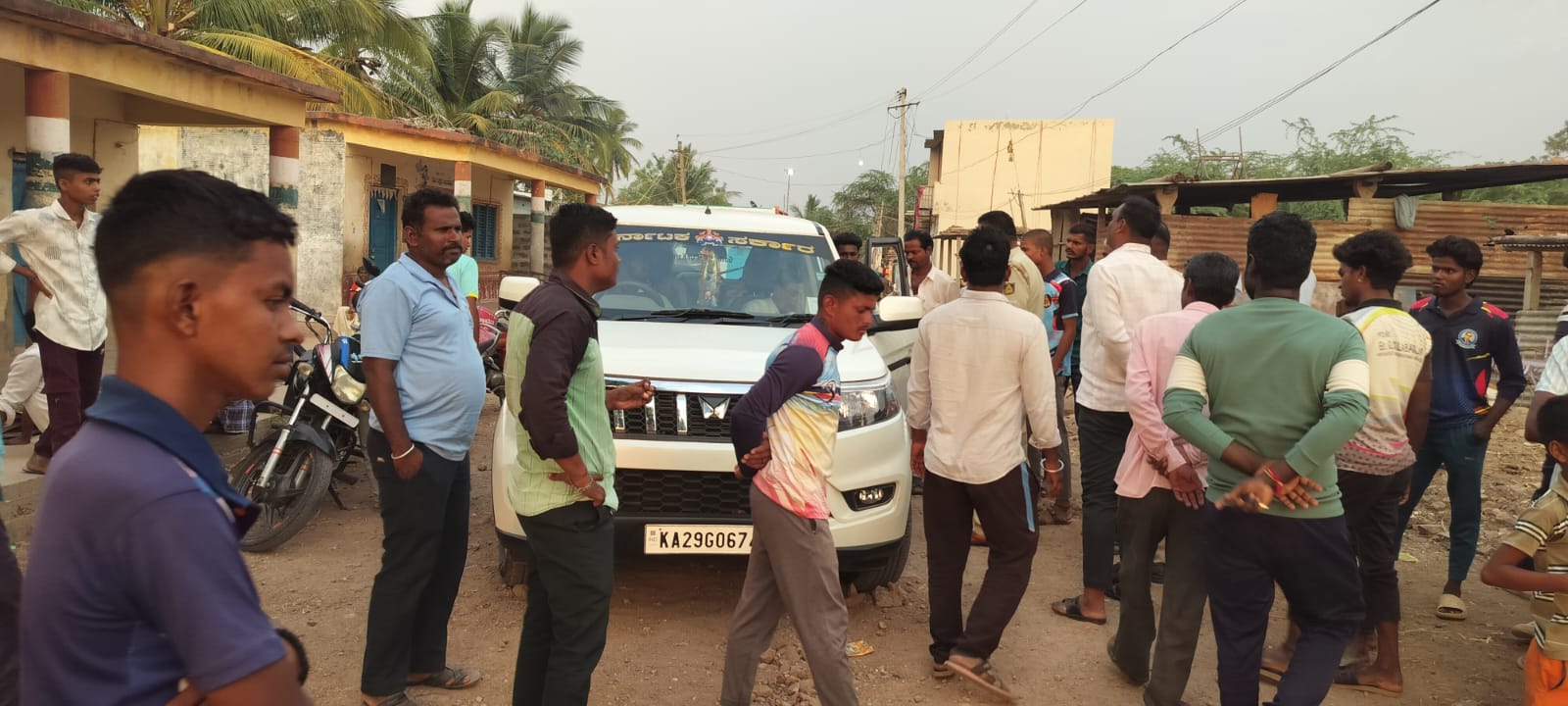 ಪರ್ವತಿ ಗ್ರಾಮದಲ್ಲಿ ಜೆಜೆಎಮ್ ಅಧಿಕಾರಿಯ ಕಾರು ತಡೆದು ಪ್ರತಿಭಟಿಸಿದರು.