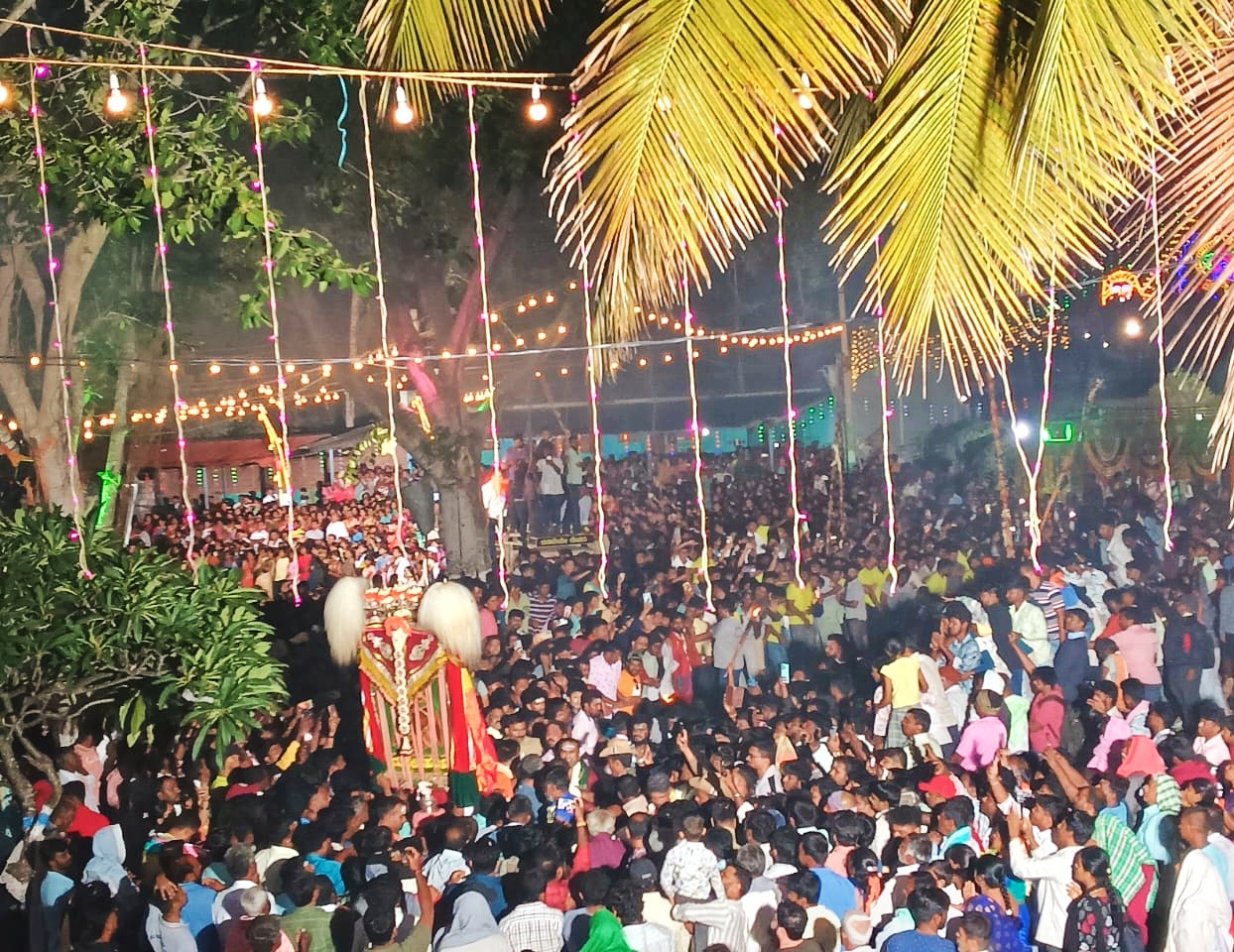 ನಾಗಮಂಗಲ ತಾಲ್ಲೂಕಿನ ಮದ್ದೇನಹಟ್ಟಿ ಗ್ರಾಮದಲ್ಲಿ ಜಾತ್ರಾ ಮಹೋತ್ಸವದ ಅಂಗವಾಗಿ ಕೊಂಡೋತ್ಸವ ನೆರವೇರಿತು