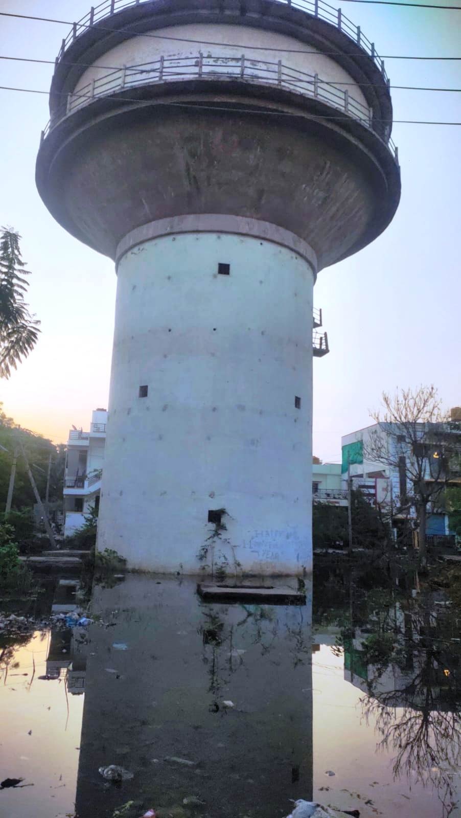 ತಾಳಿಕೋಟೆಯ ನೀರು ಶುದ್ಧೀಕರಣ ಘಟಕದ ಹಿಂಭಾಗದಲ್ಲಿರುವ ಓವರ್ ಹೆಡ್ ಟ್ಯಾಂಕ್‌ನಿಂದ ನೀರು ಪೋಲಾಗುತ್ತಿದೆ
