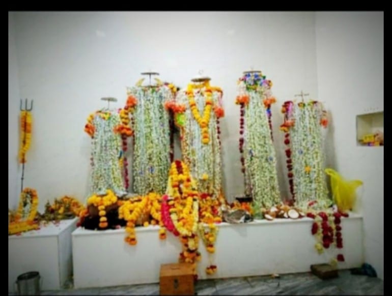 ಪಂಚಕಳಸಗಳಿಗೆ ಹೂವಿನ ಅಲಂಕಾರ ಮಾಡಿರುವುದು