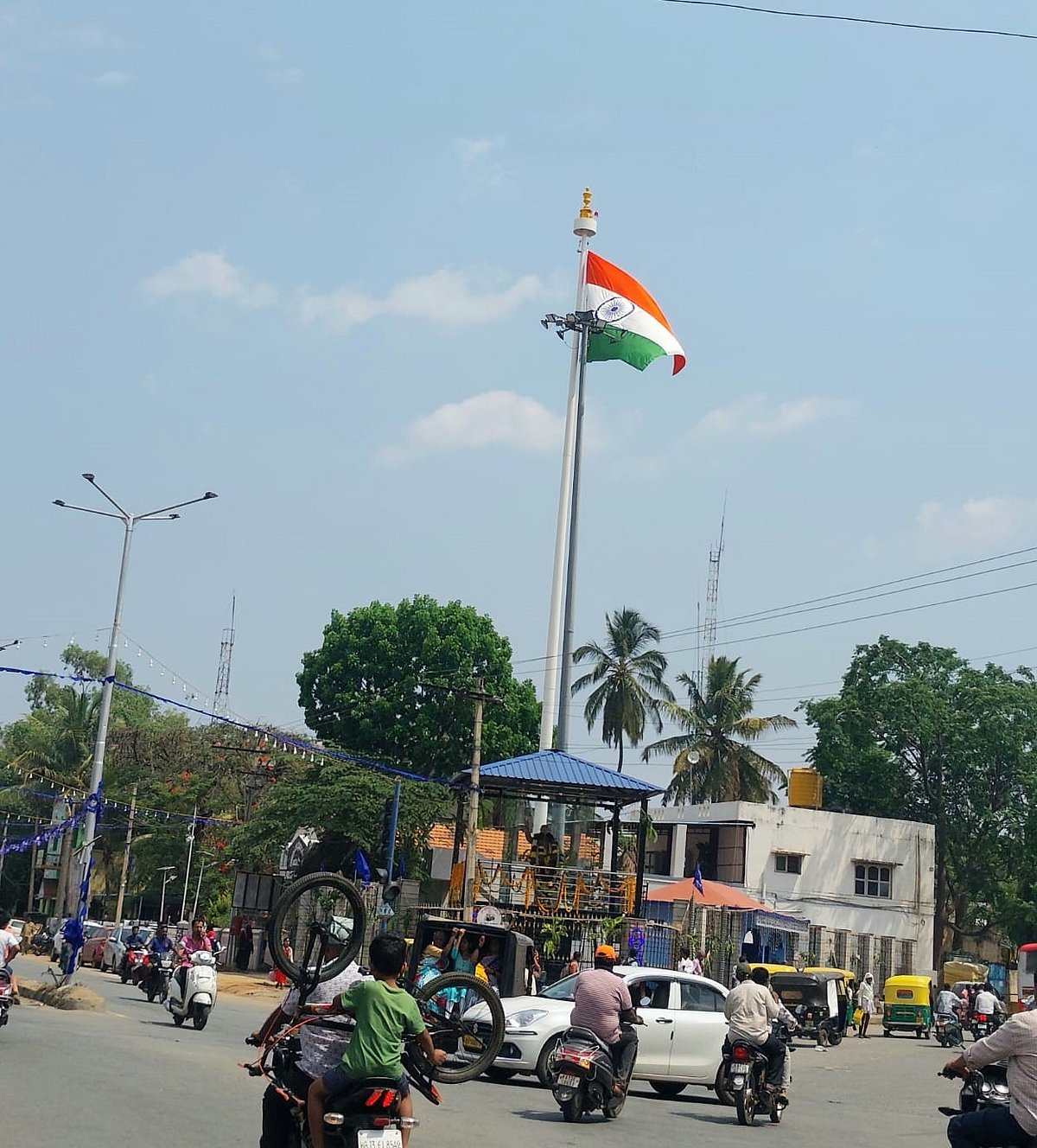 ಗಮನ ಸೆಳೆವ 100 ಅಡಿ ಎತ್ತರ ತ್ರಿವರ್ಣ ಧ್ವಜ