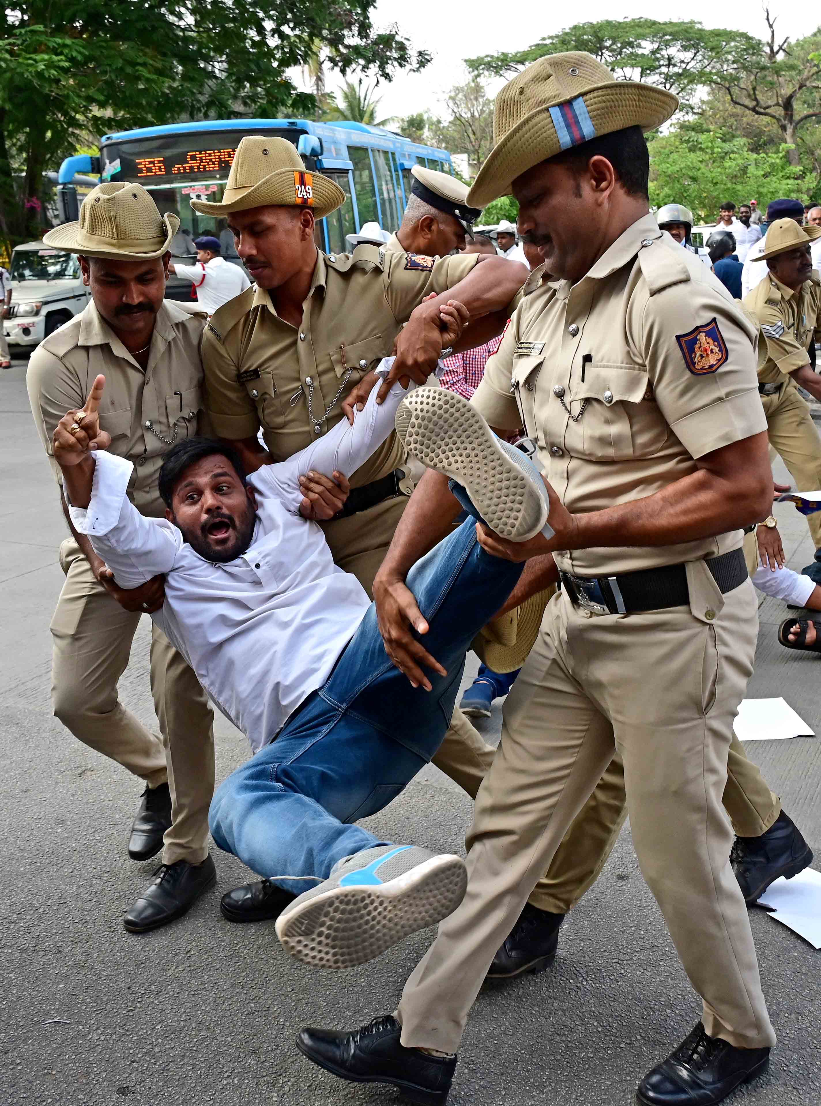 ಪ್ರತಿಭಟನಾನಿರತರನ್ನು ಪೊಲೀಸರು ಎಳೆದೊಯ್ದರು –ಪ್ರಜಾವಾಣಿ ಚಿತ್ರ