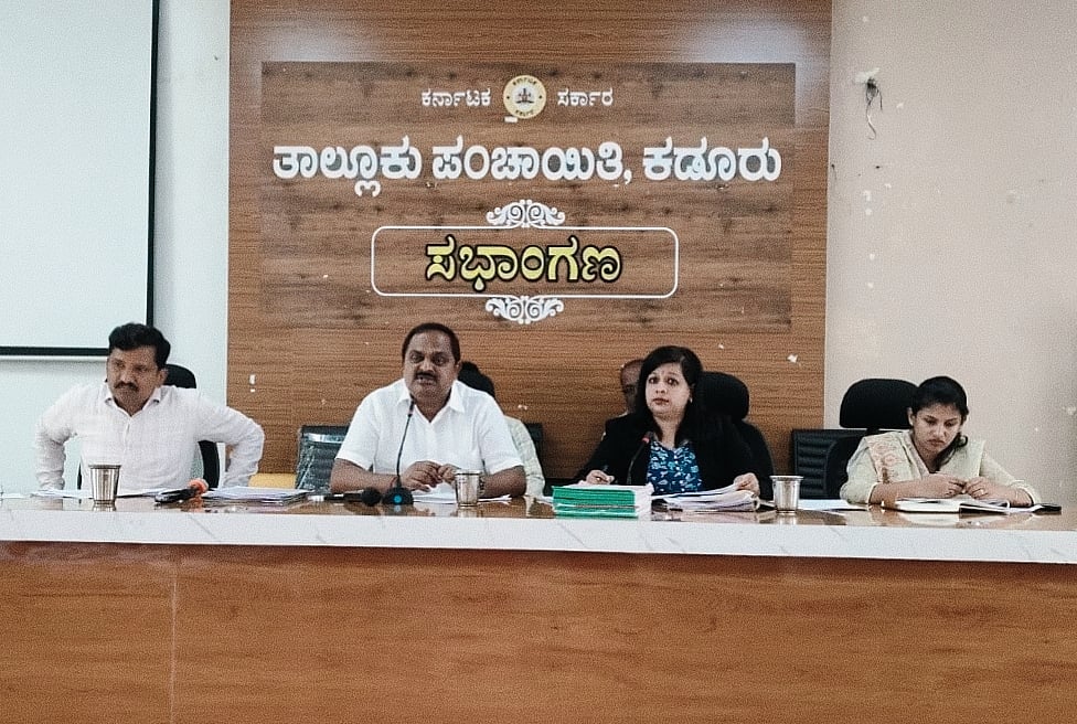 ಕಡೂರು | ಇ–ಸ್ವತ್ತು ನೀಡಲು ಕ್ರಮ ಕೈಗೊಳ್ಳಿ: ಸೂಚನೆ